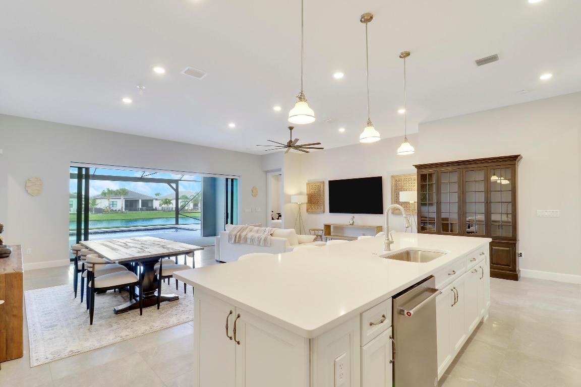 595 SE Villandry Way