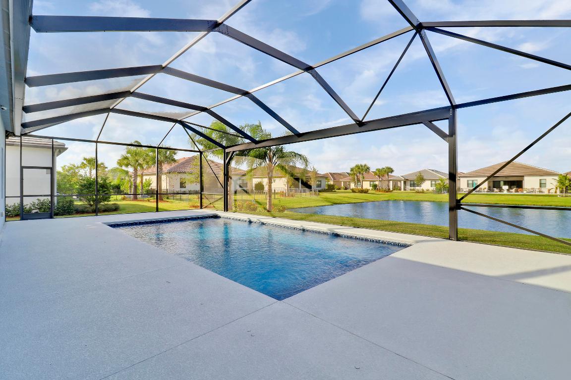 595 SE Villandry Way