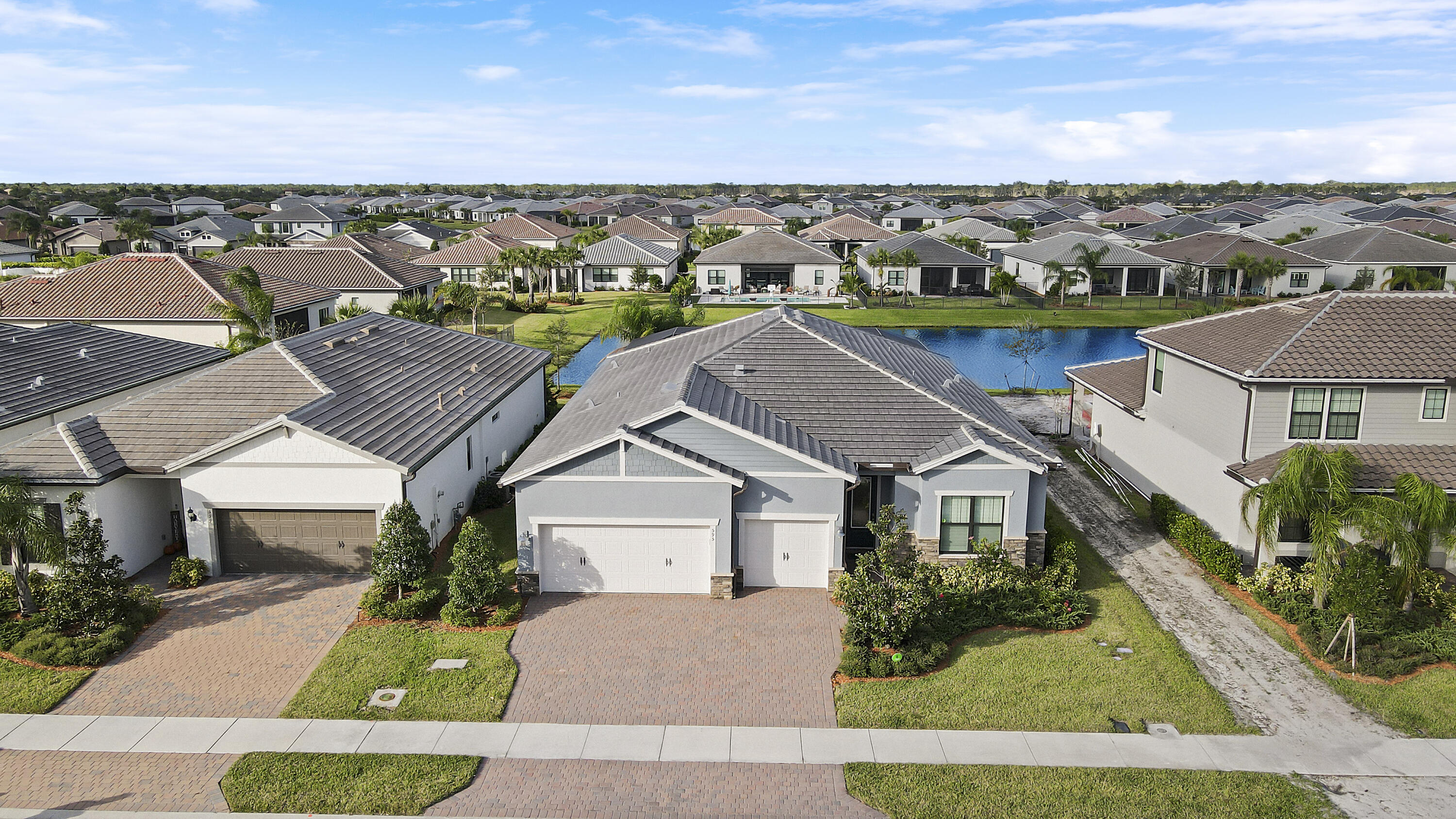 595 SE Villandry Way