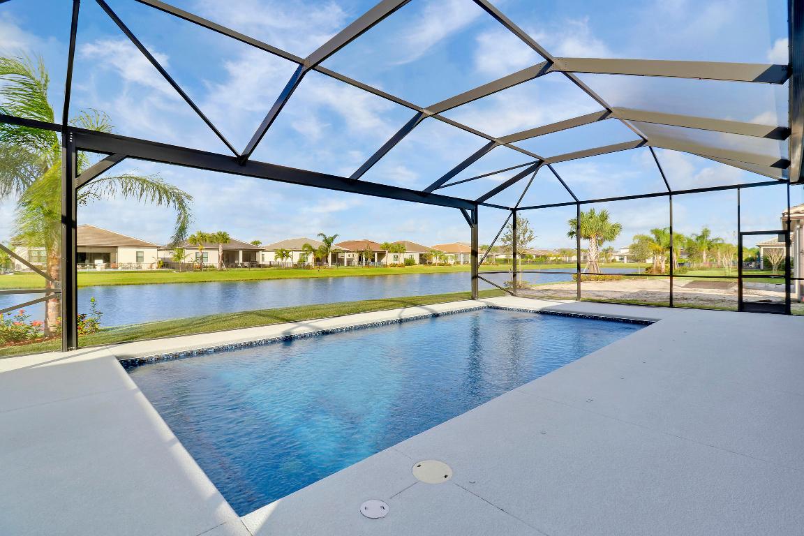 595 SE Villandry Way