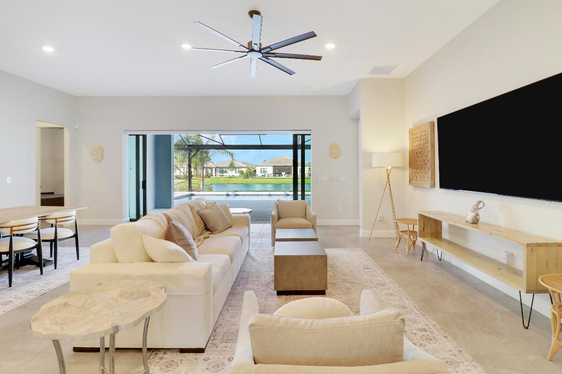 595 SE Villandry Way