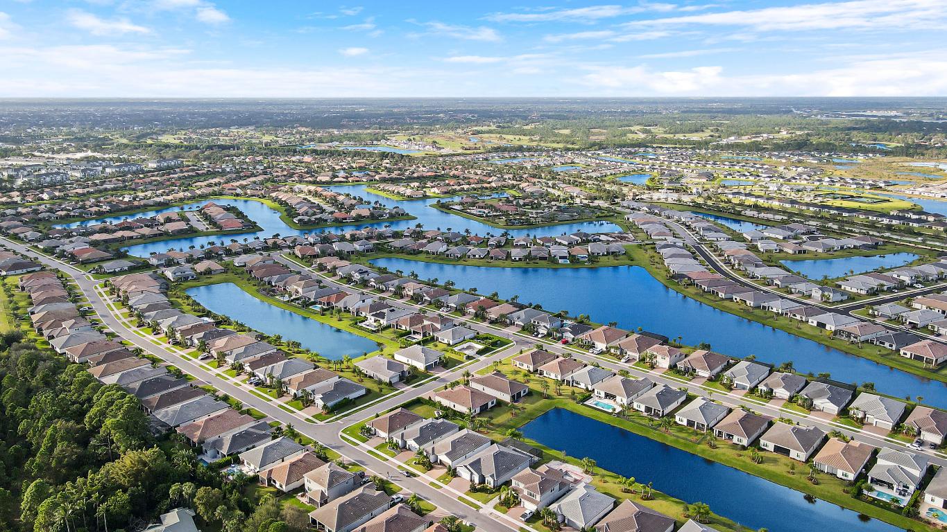 595 SE Villandry Way