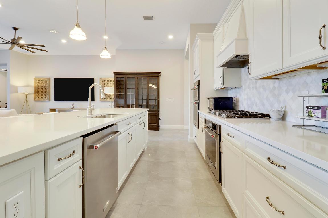 595 SE Villandry Way