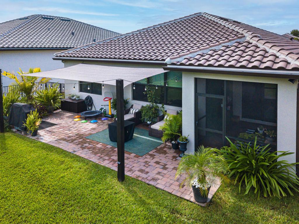 517 SE Crathes Street