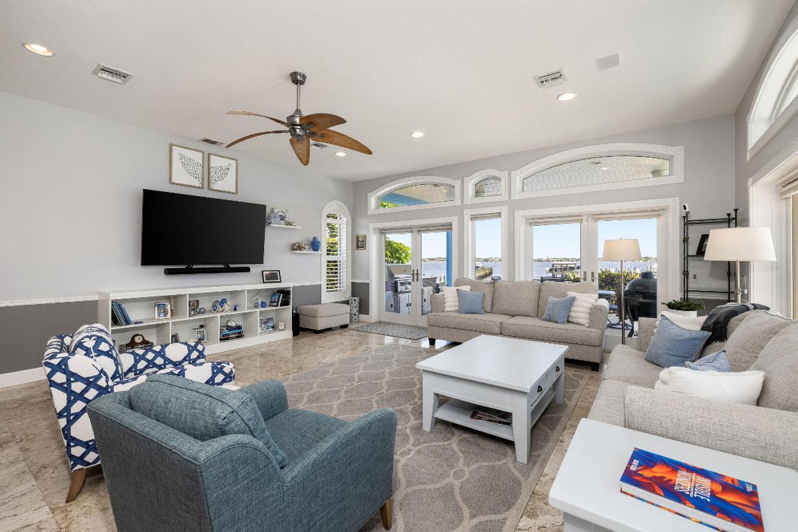 2051 SE Riverside Drive