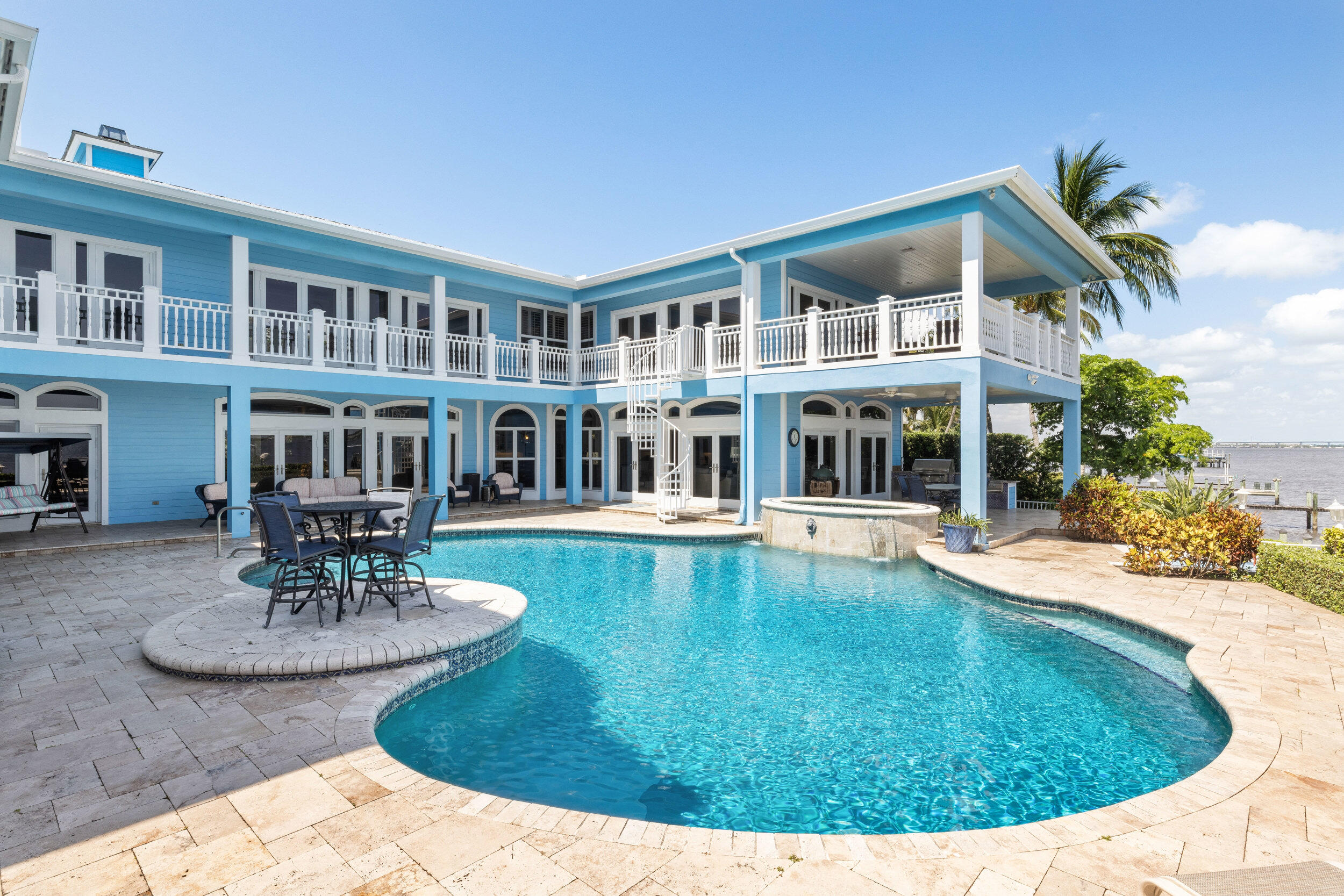 2051 SE Riverside Drive