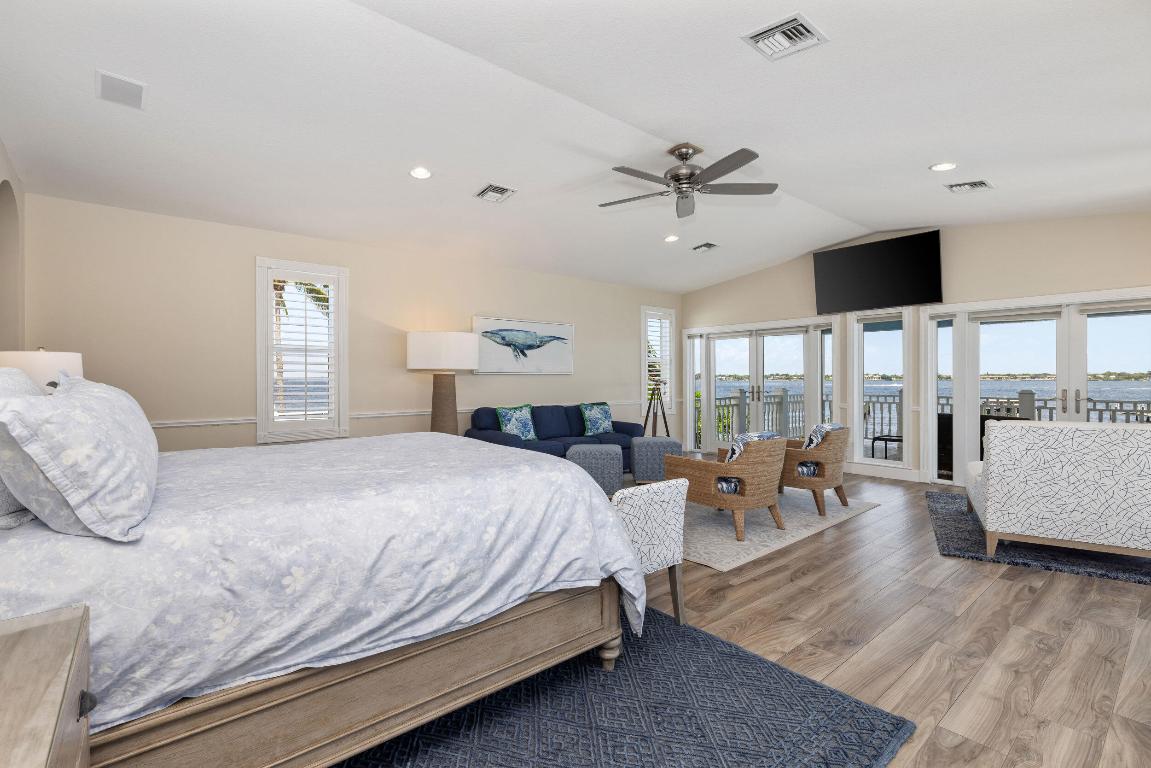 2051 SE Riverside Drive