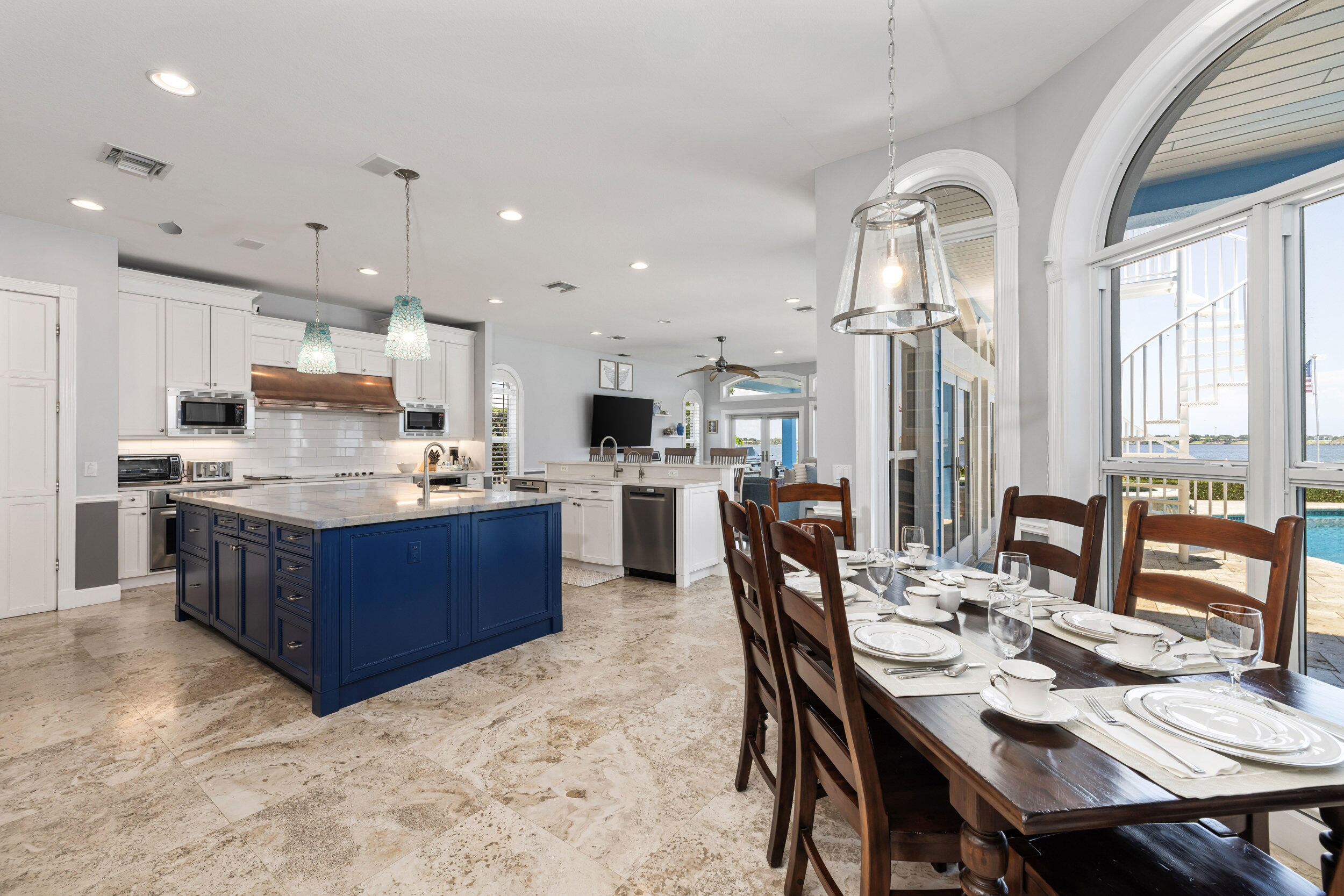 2051 SE Riverside Drive