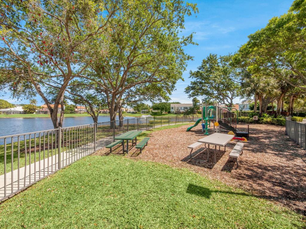 10282 Hunt Club Lane