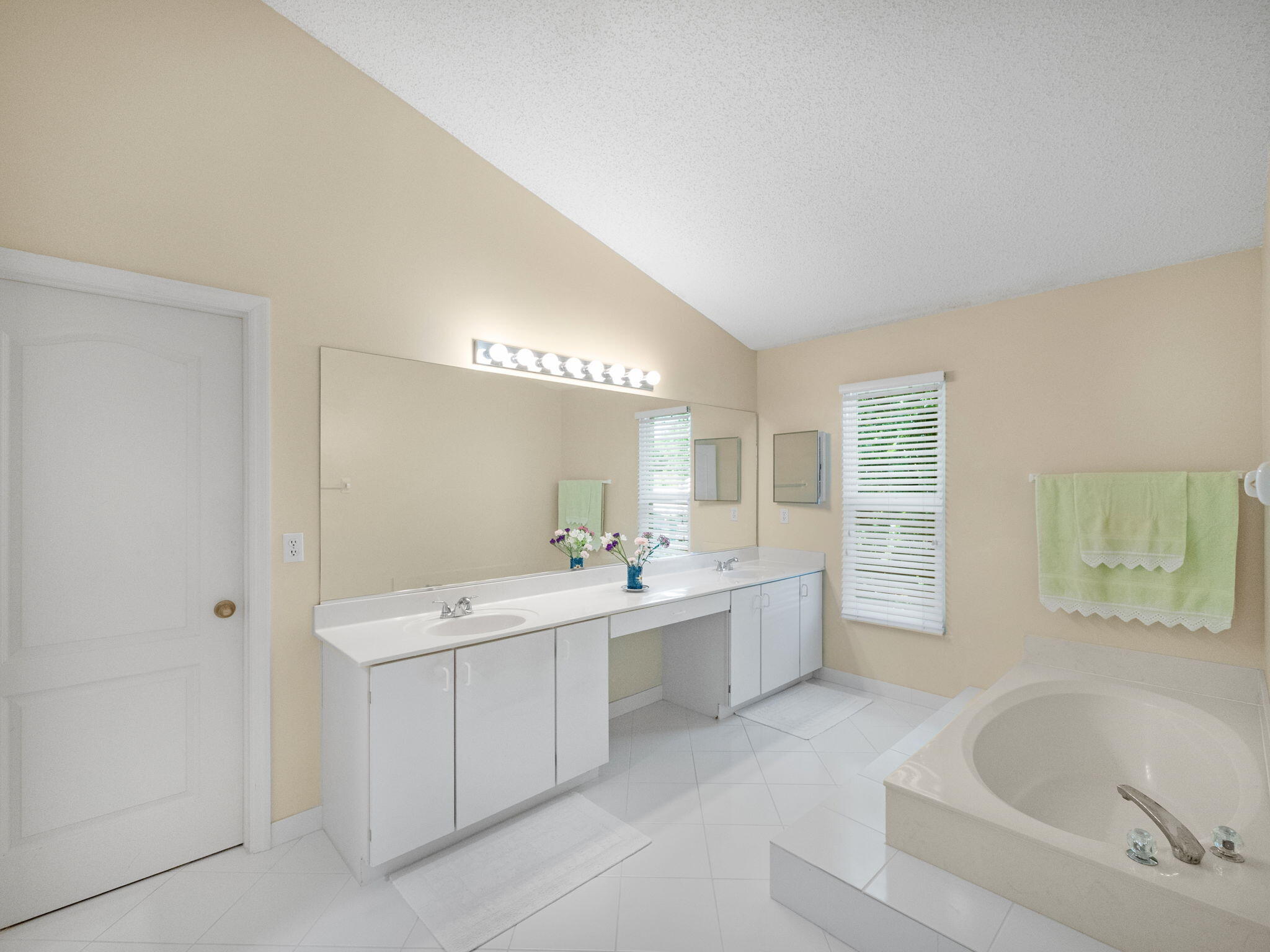 10282 Hunt Club Lane