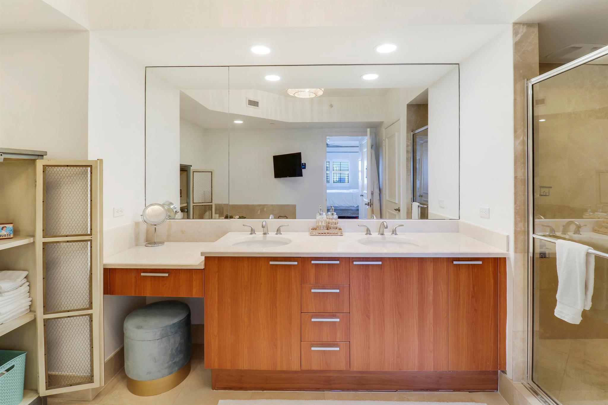 2640 Lake Shore Drive 1508