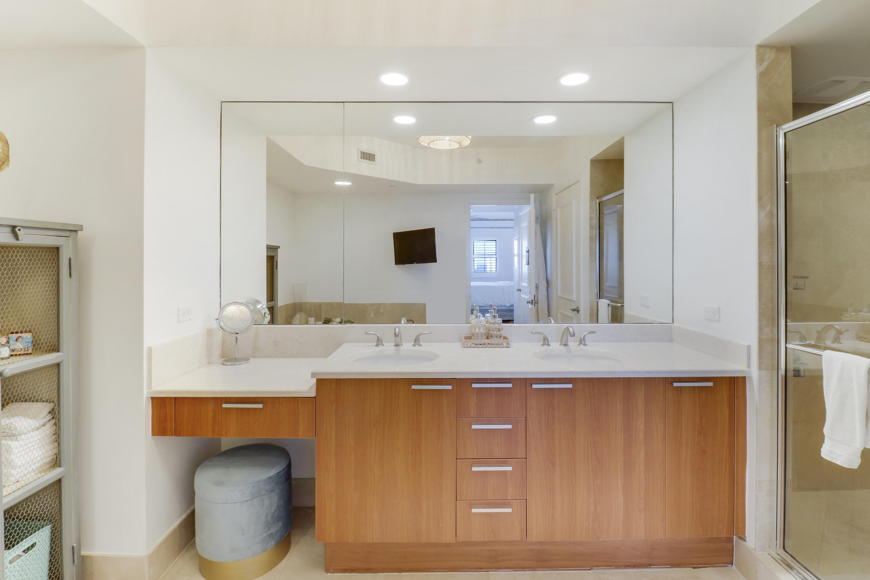 2640 Lake Shore Drive 1508