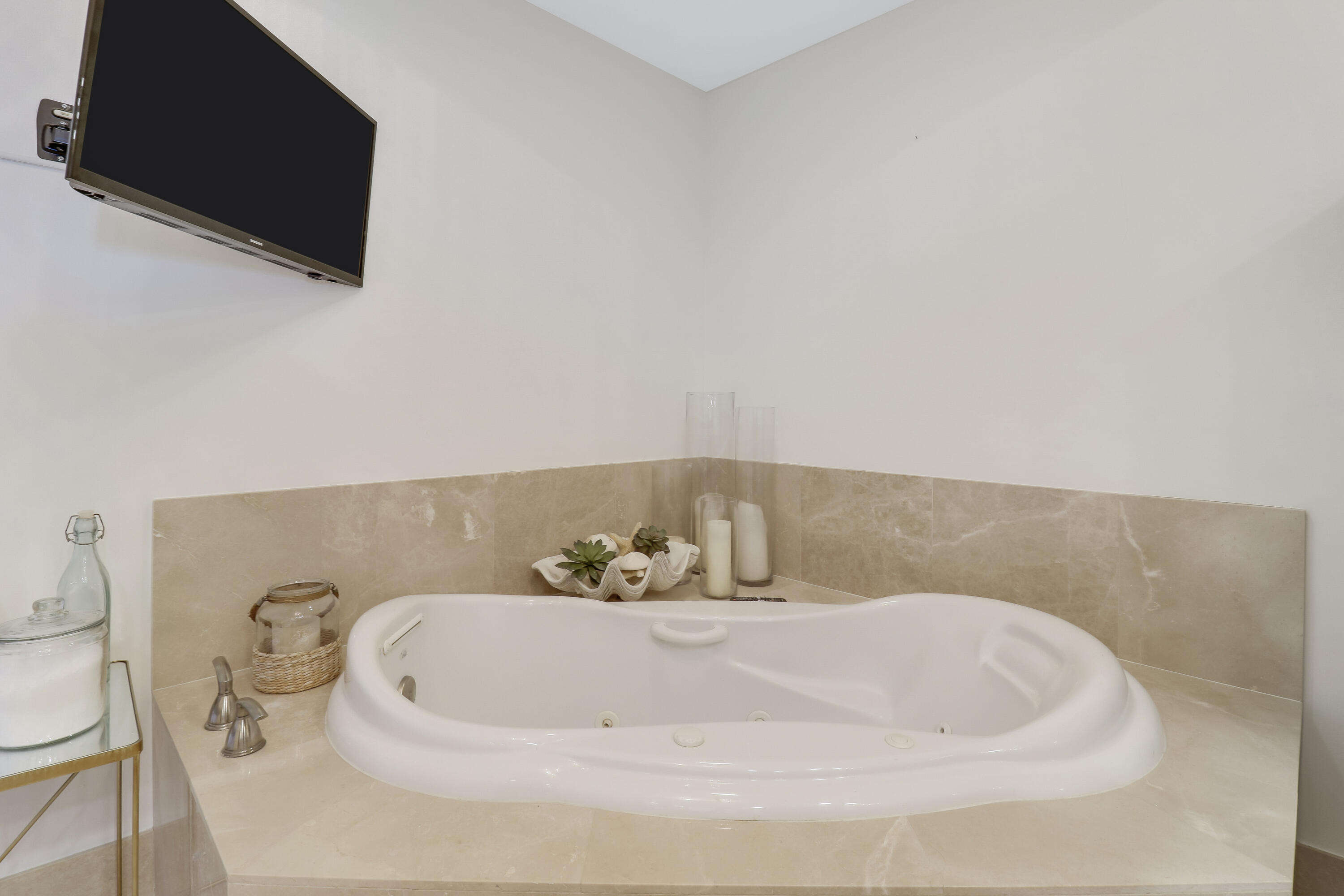 2640 Lake Shore Drive 1508