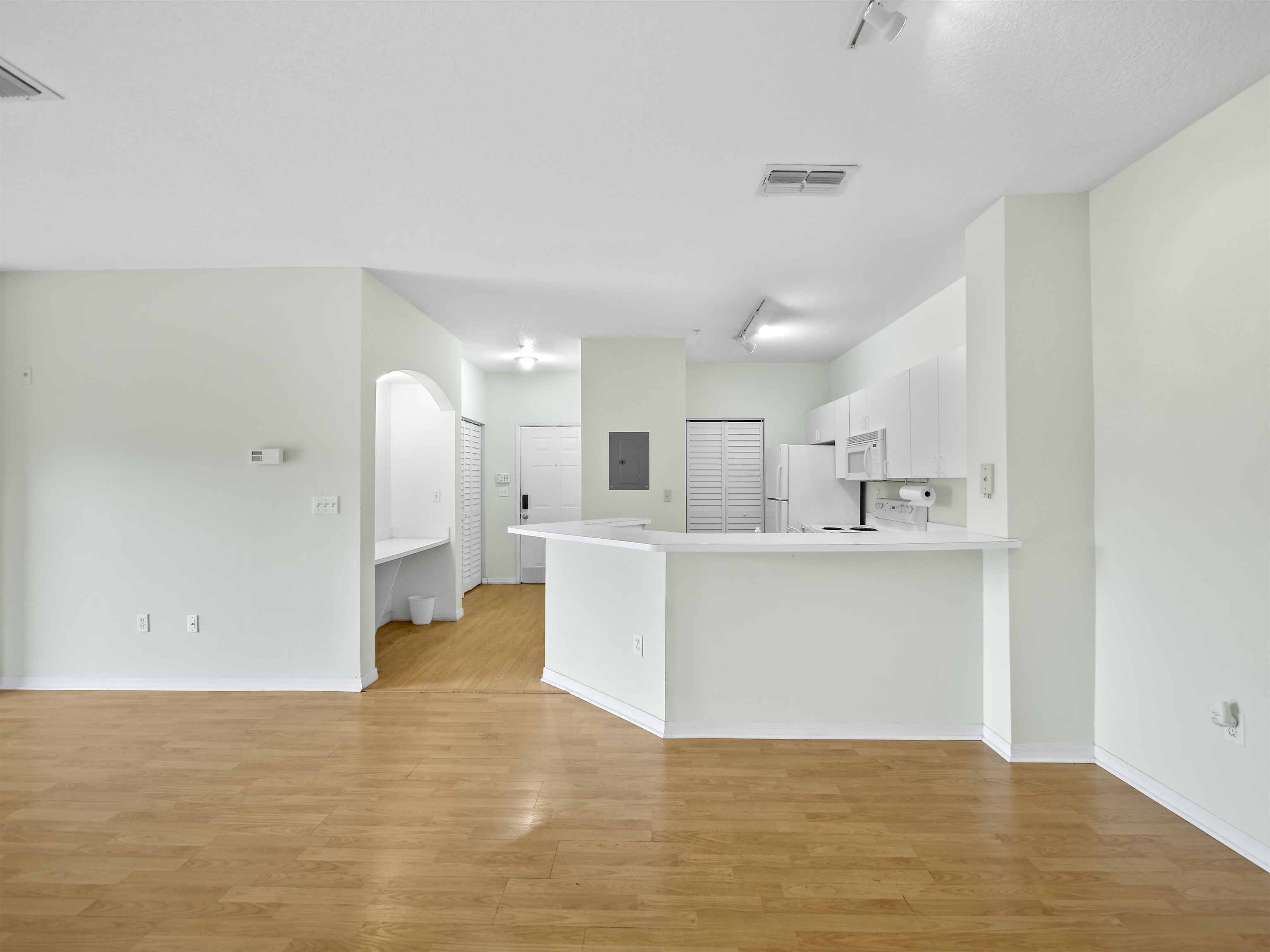 560 Florida Club Blvd Unit: 207