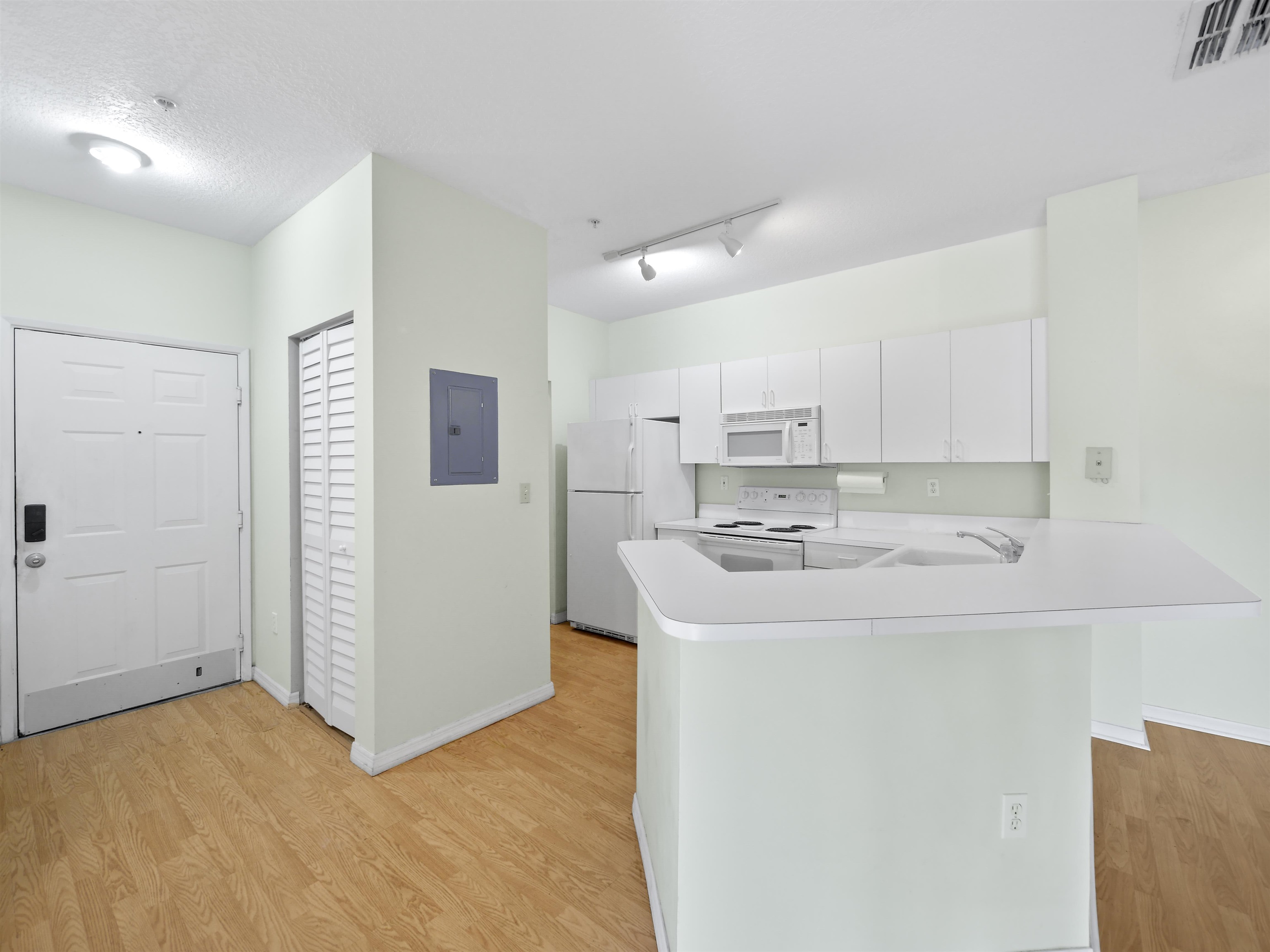 560 Florida Club Blvd Unit: 207