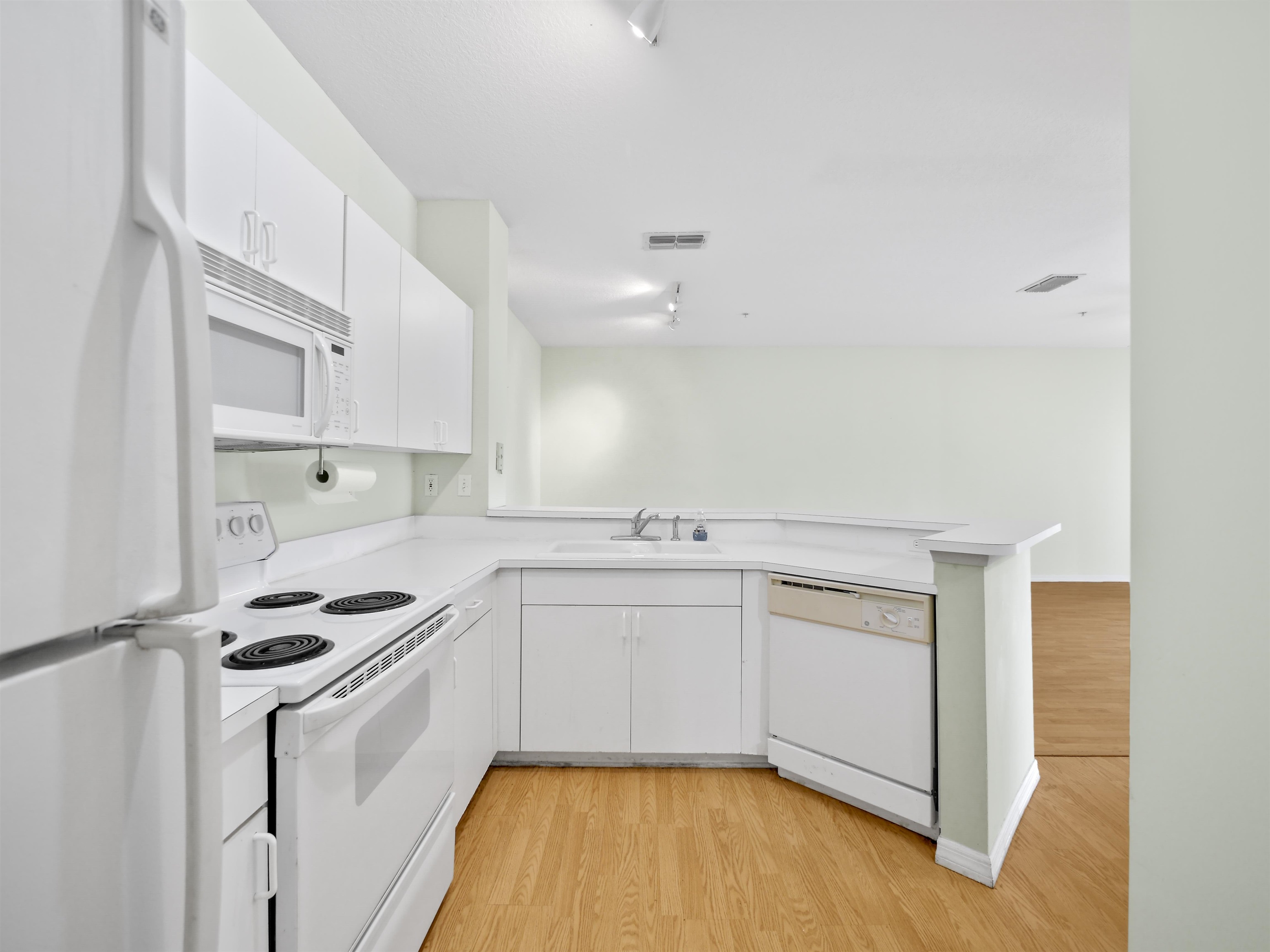 560 Florida Club Blvd Unit: 207