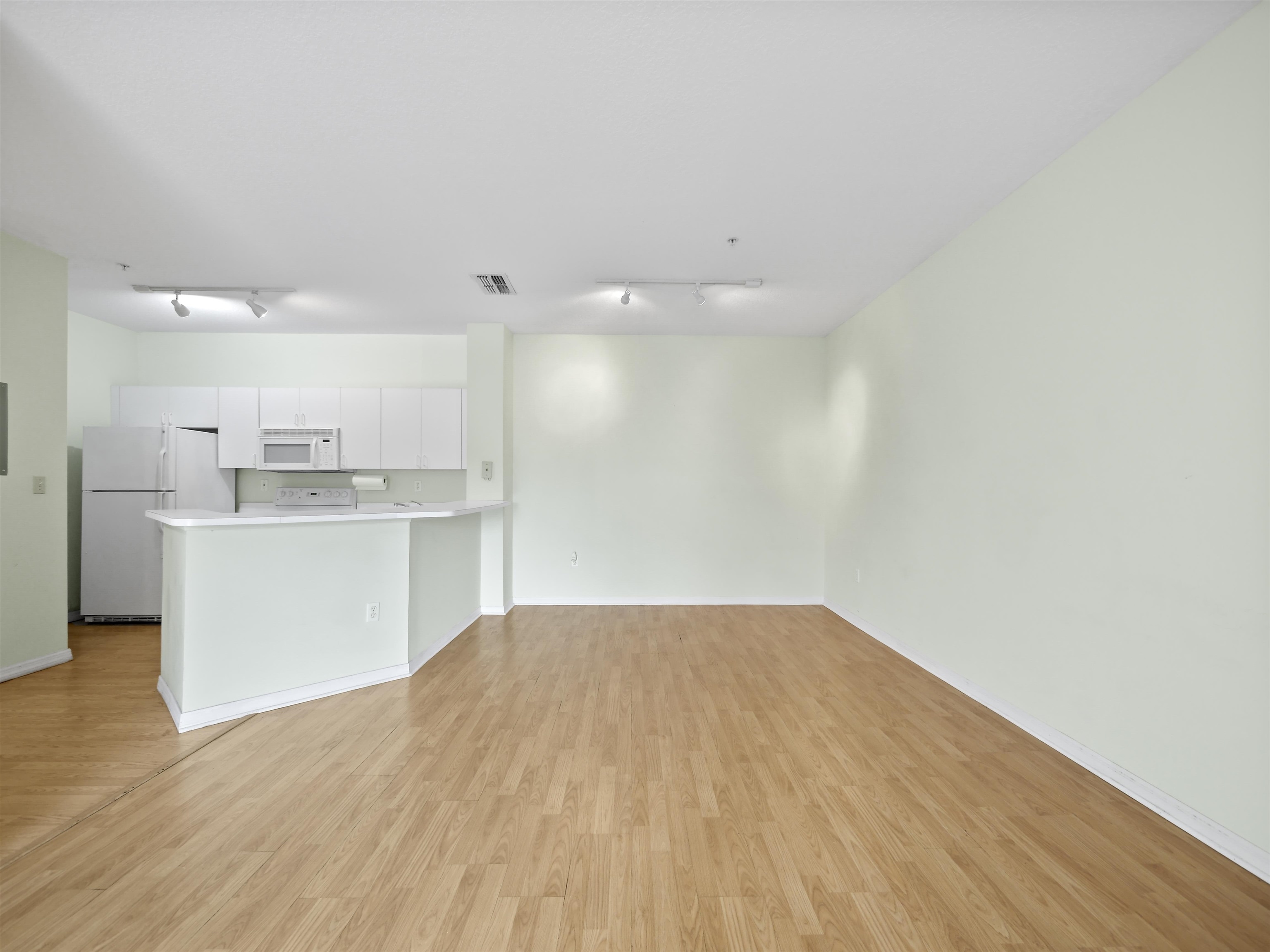 560 Florida Club Blvd Unit: 207