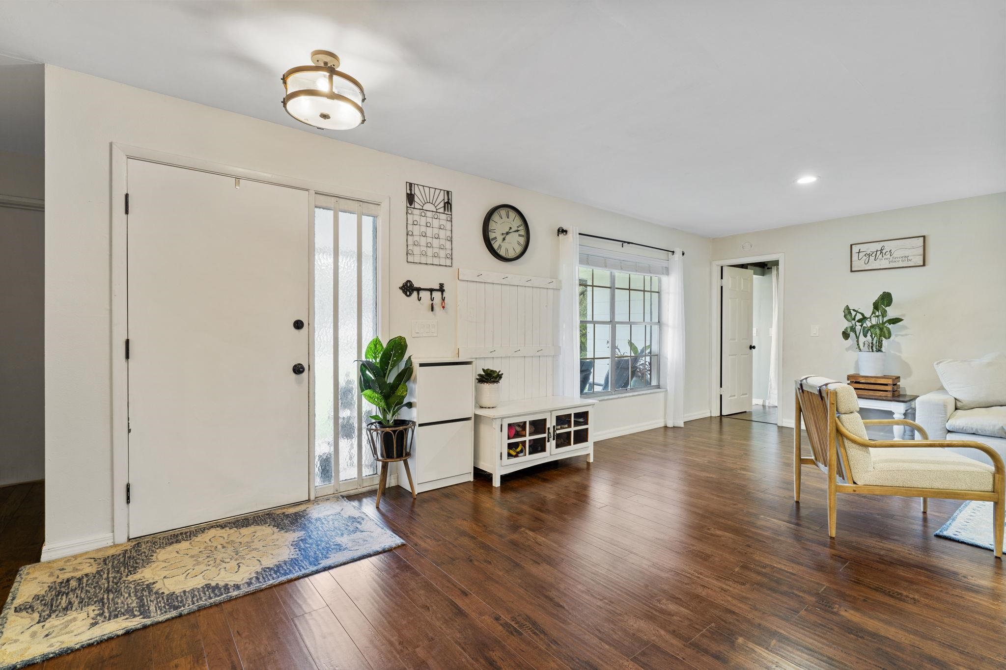 905 Alcala Dr
