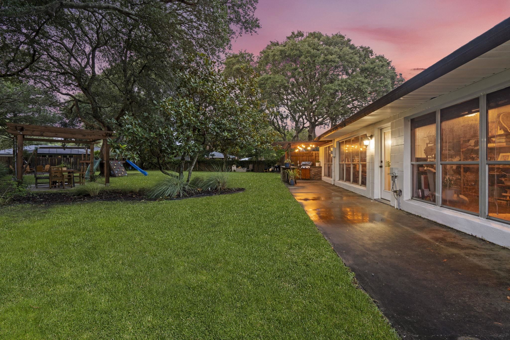 905 Alcala Dr