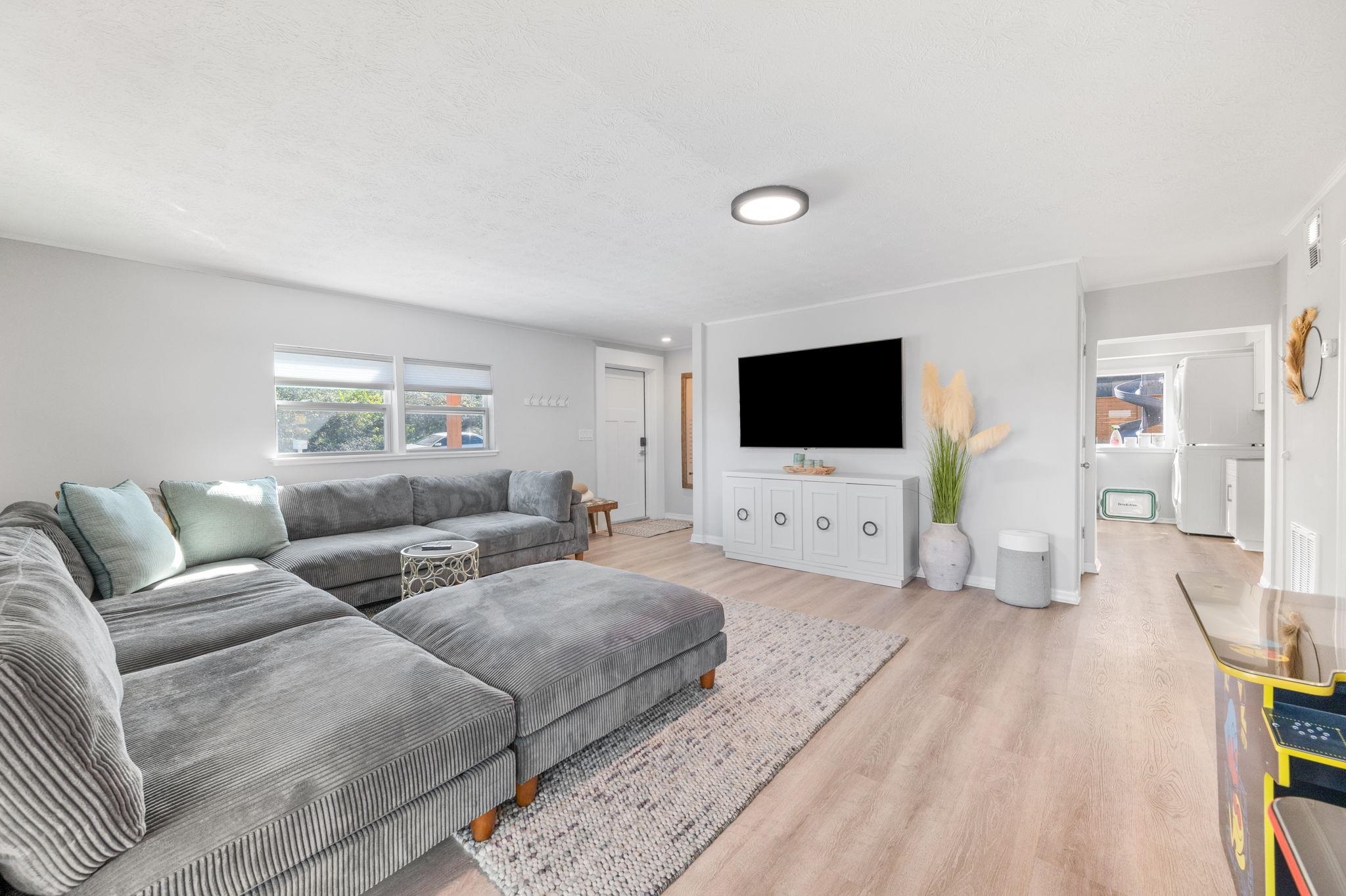 40 E Magnolia Ave