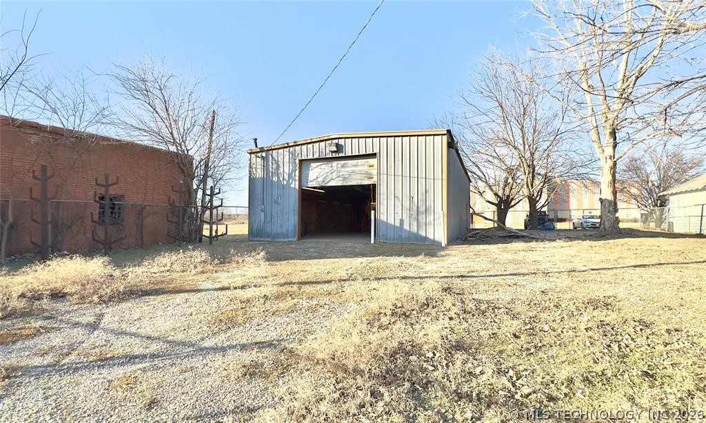 315 W Moses
