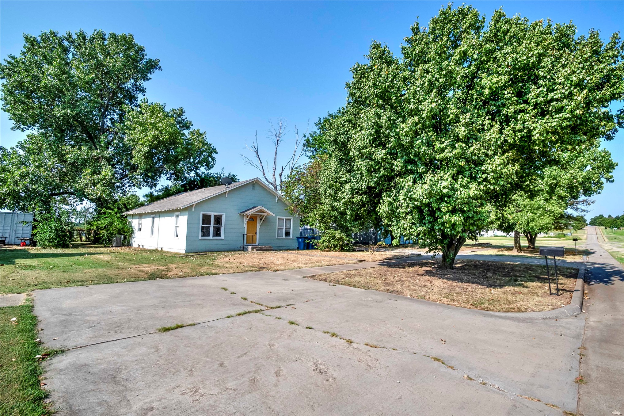 313 W Moses Street