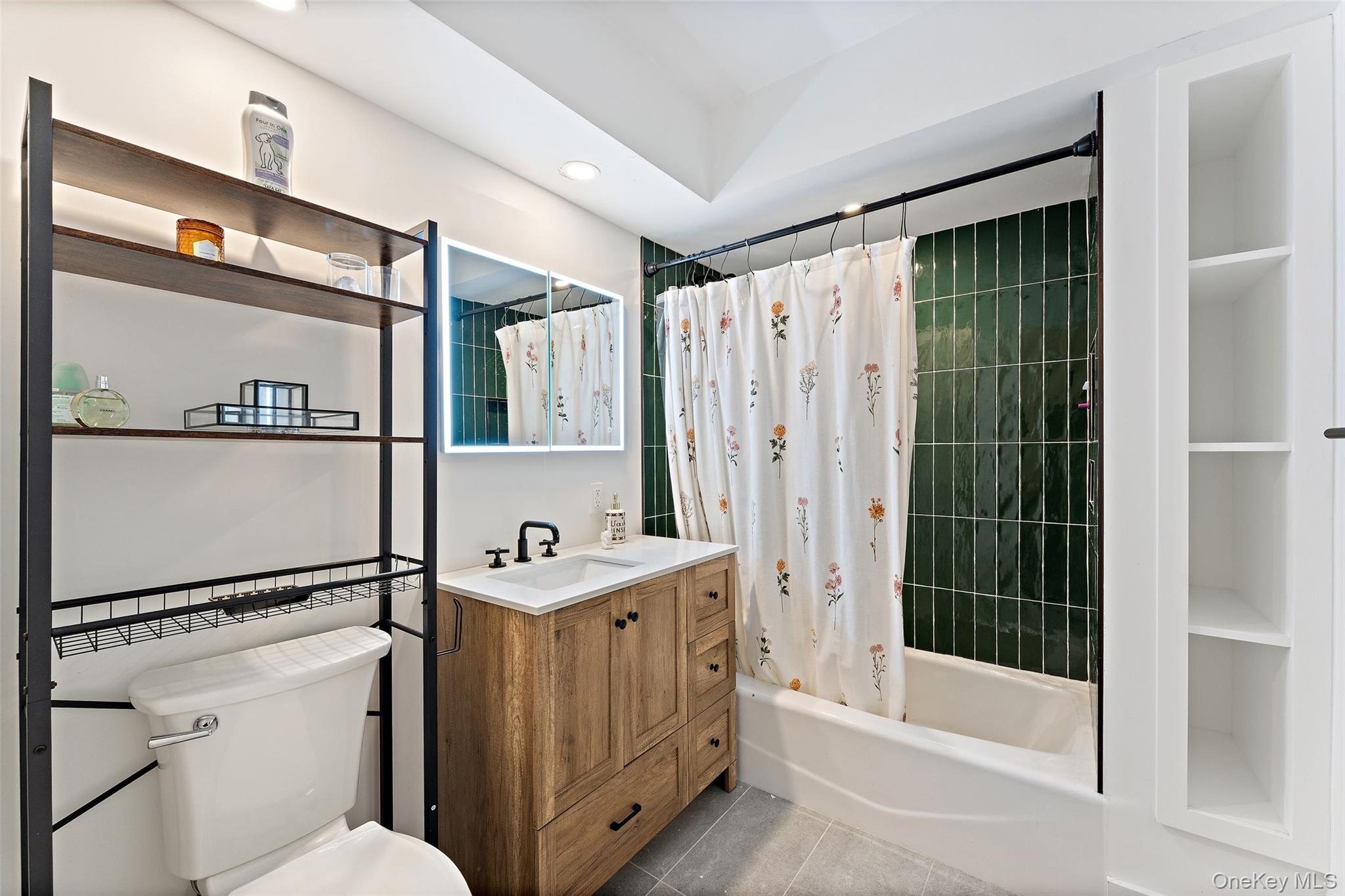 412 Benedict Avenue Unit: 2B