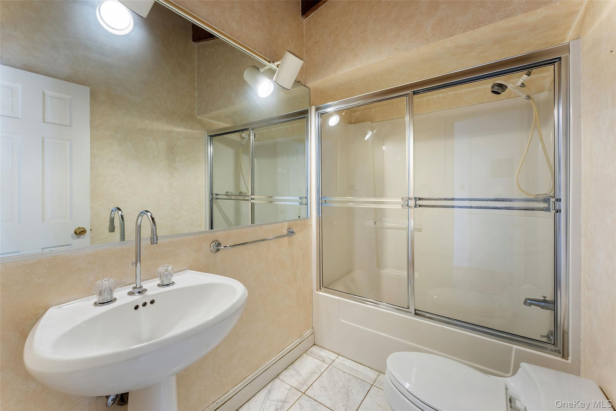 27 N Buckhout Street Unit: 10
