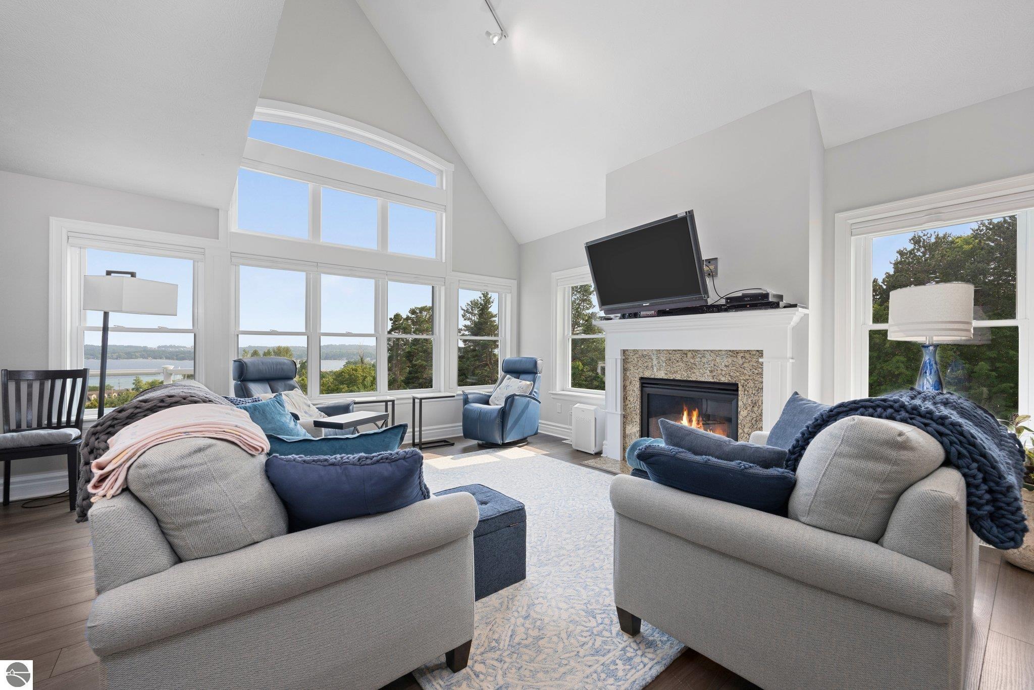 887 N Bay Cliff Drive # 16