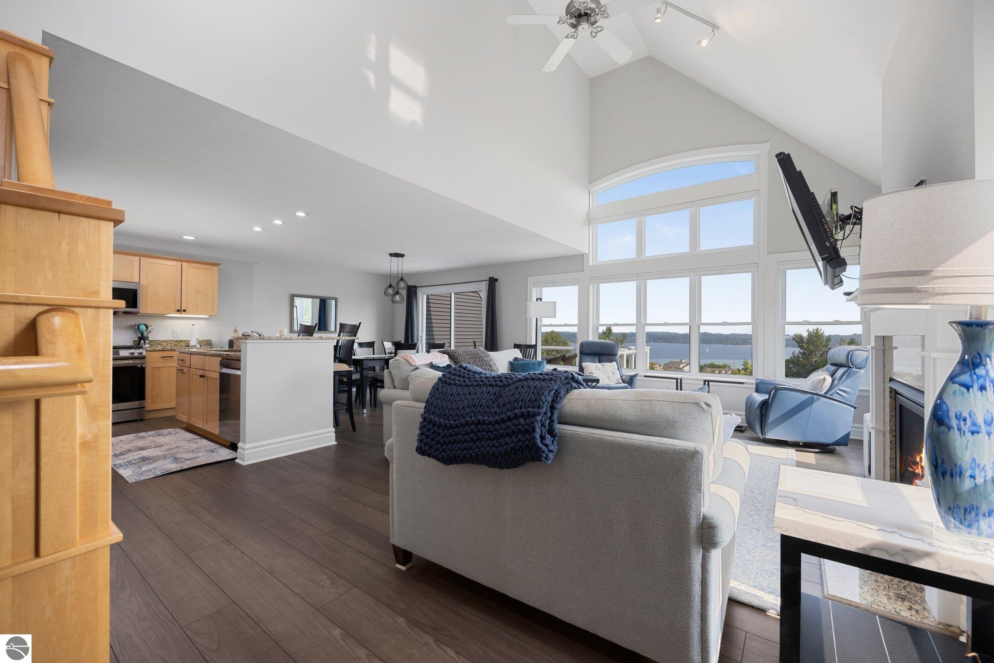 887 N Bay Cliff Drive # 16