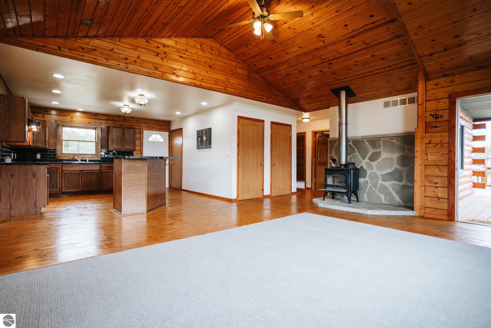 690 NE Sunrise Trail