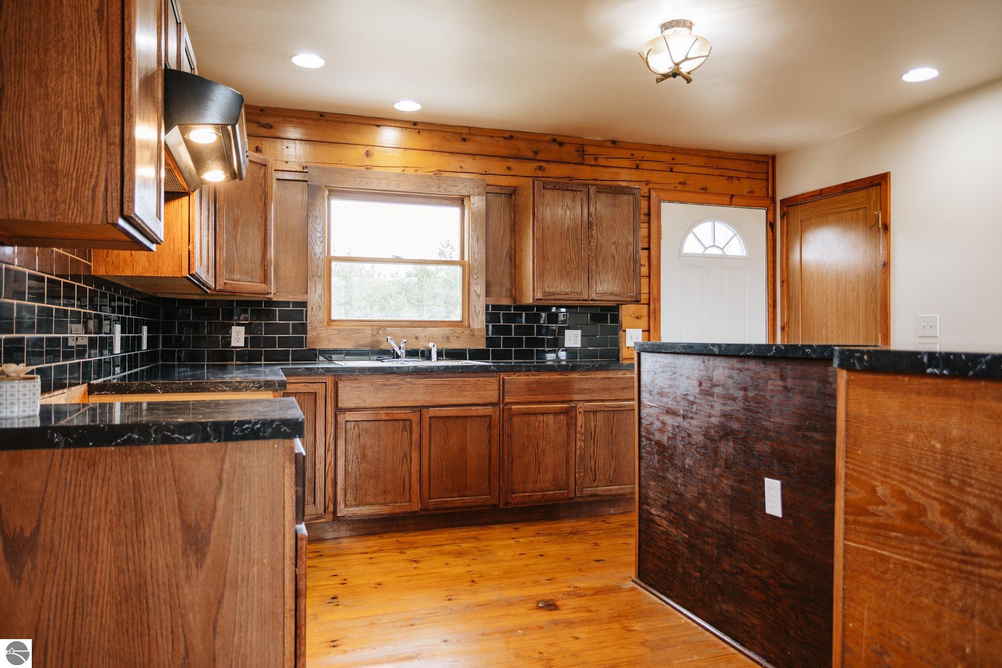 690 NE Sunrise Trail