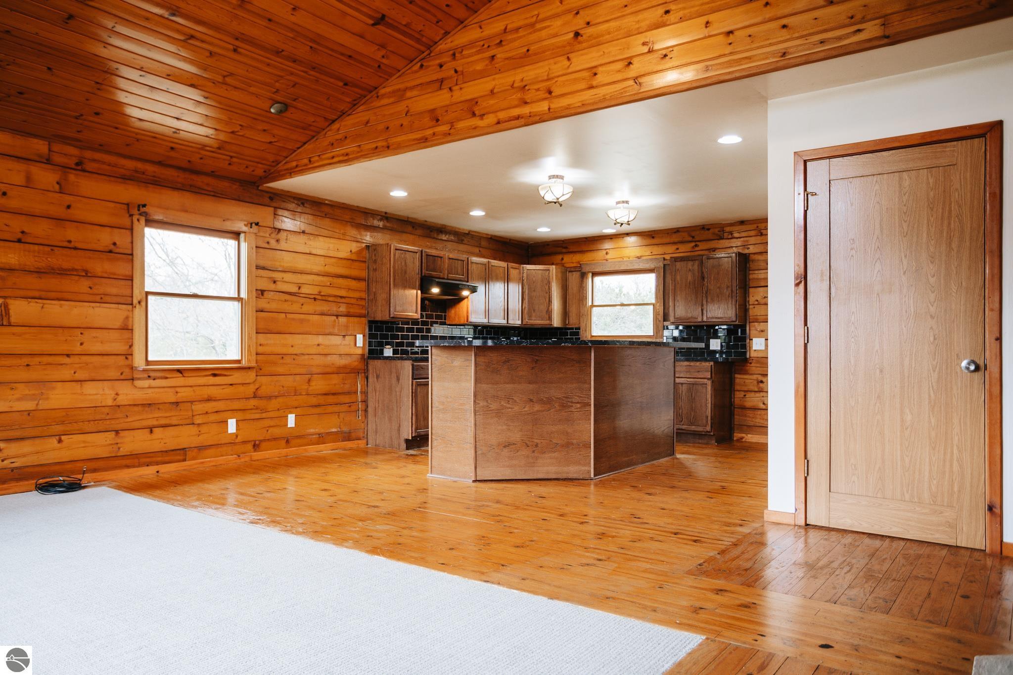 690 NE Sunrise Trail