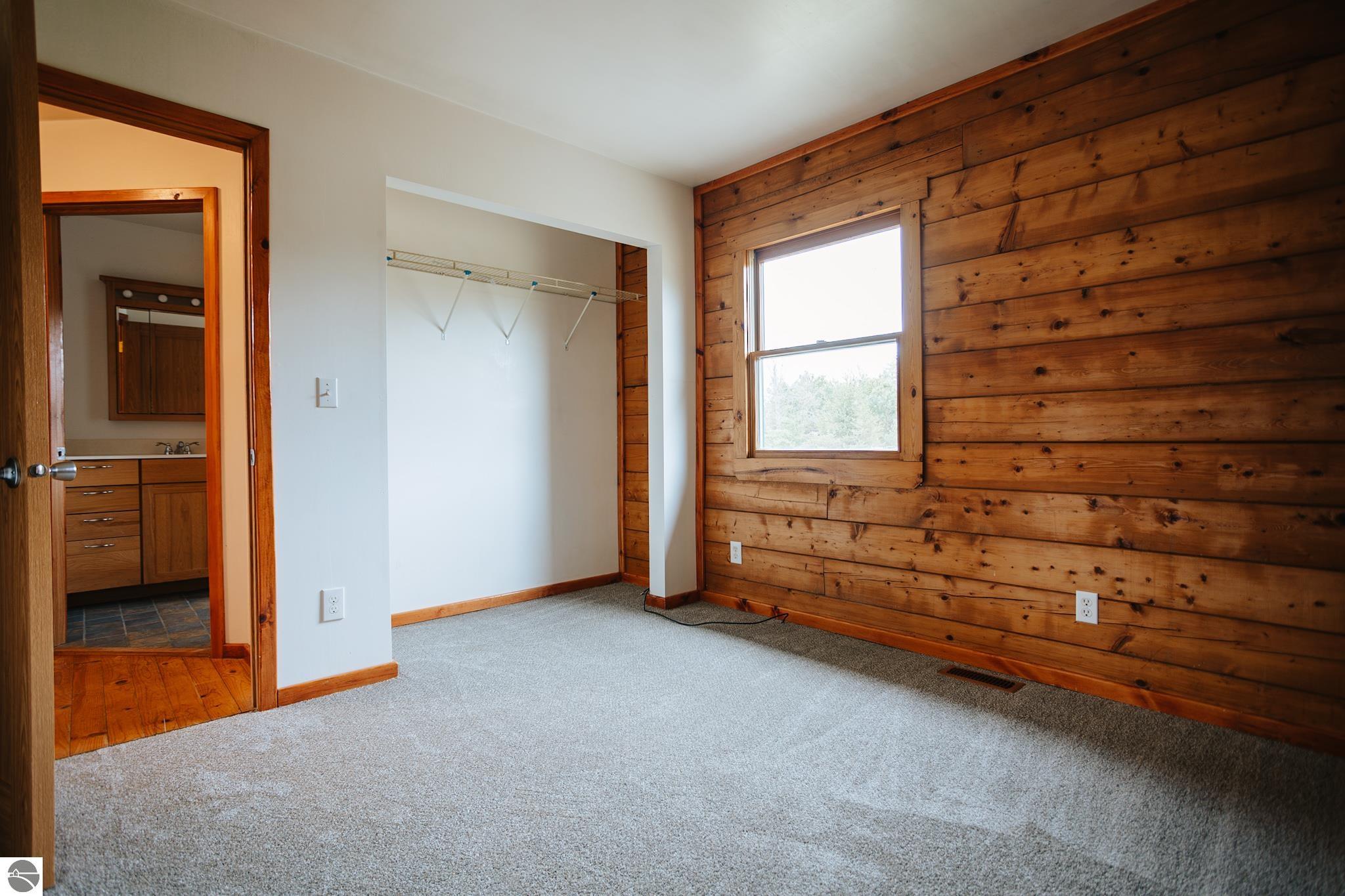 690 NE Sunrise Trail