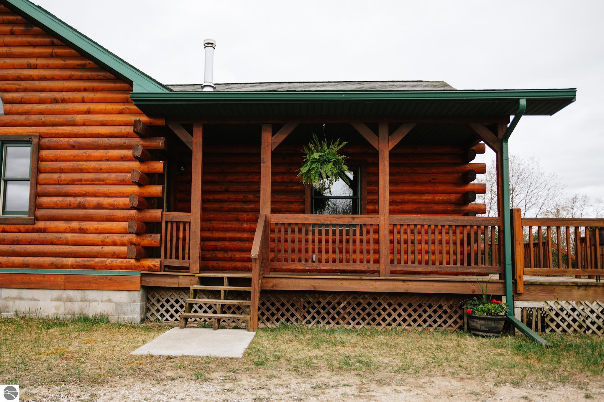 690 NE Sunrise Trail