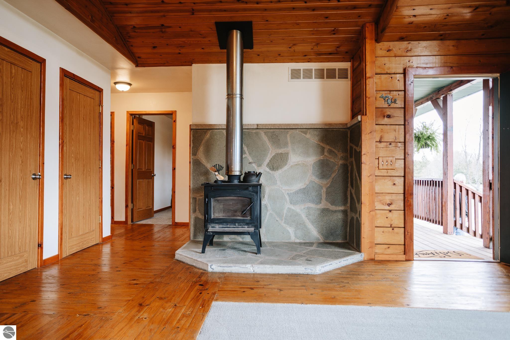 690 NE Sunrise Trail