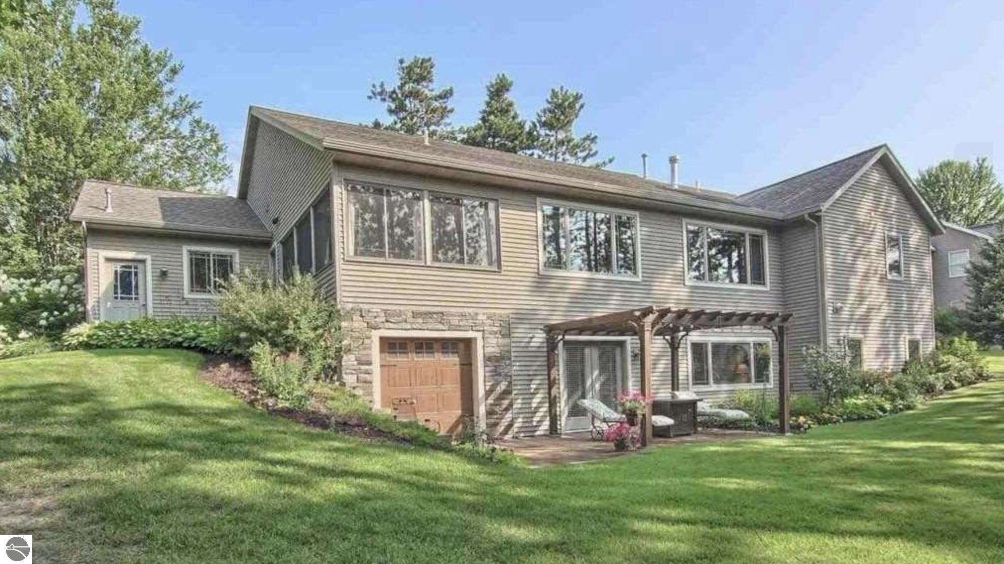 1546 Nightingale Lane