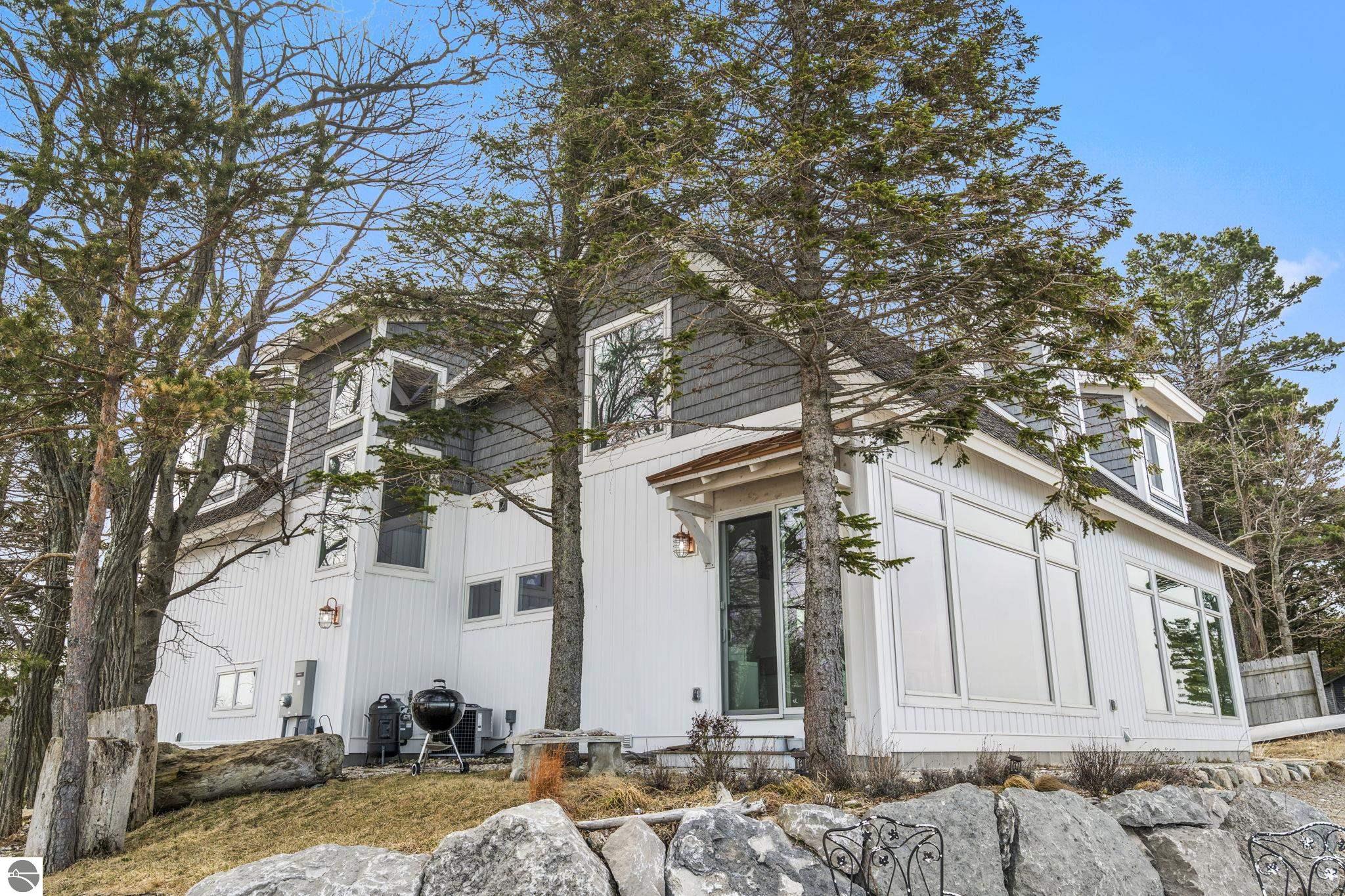 3126 Lake Shore Road