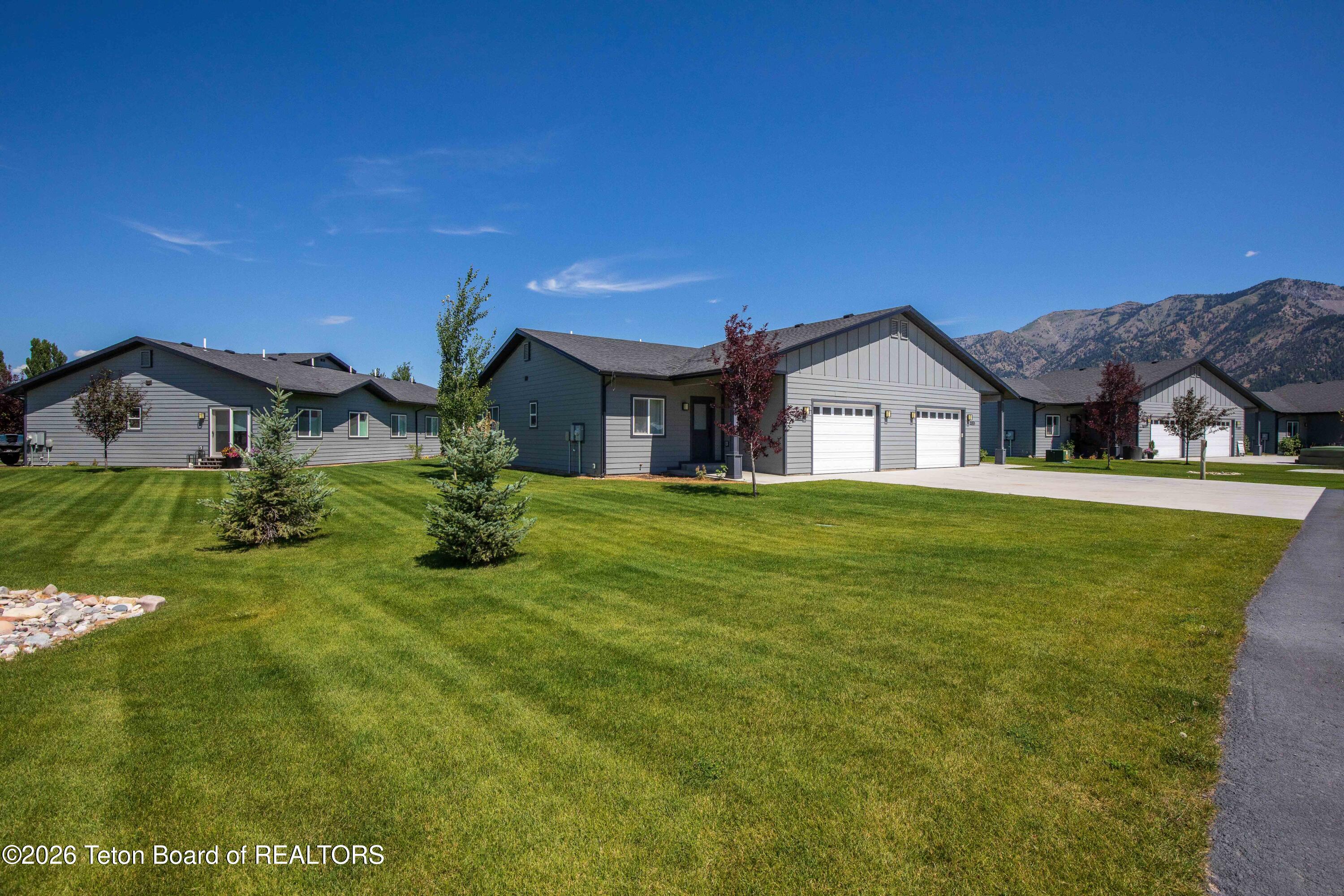 275 RIVER VIEW Circle 1