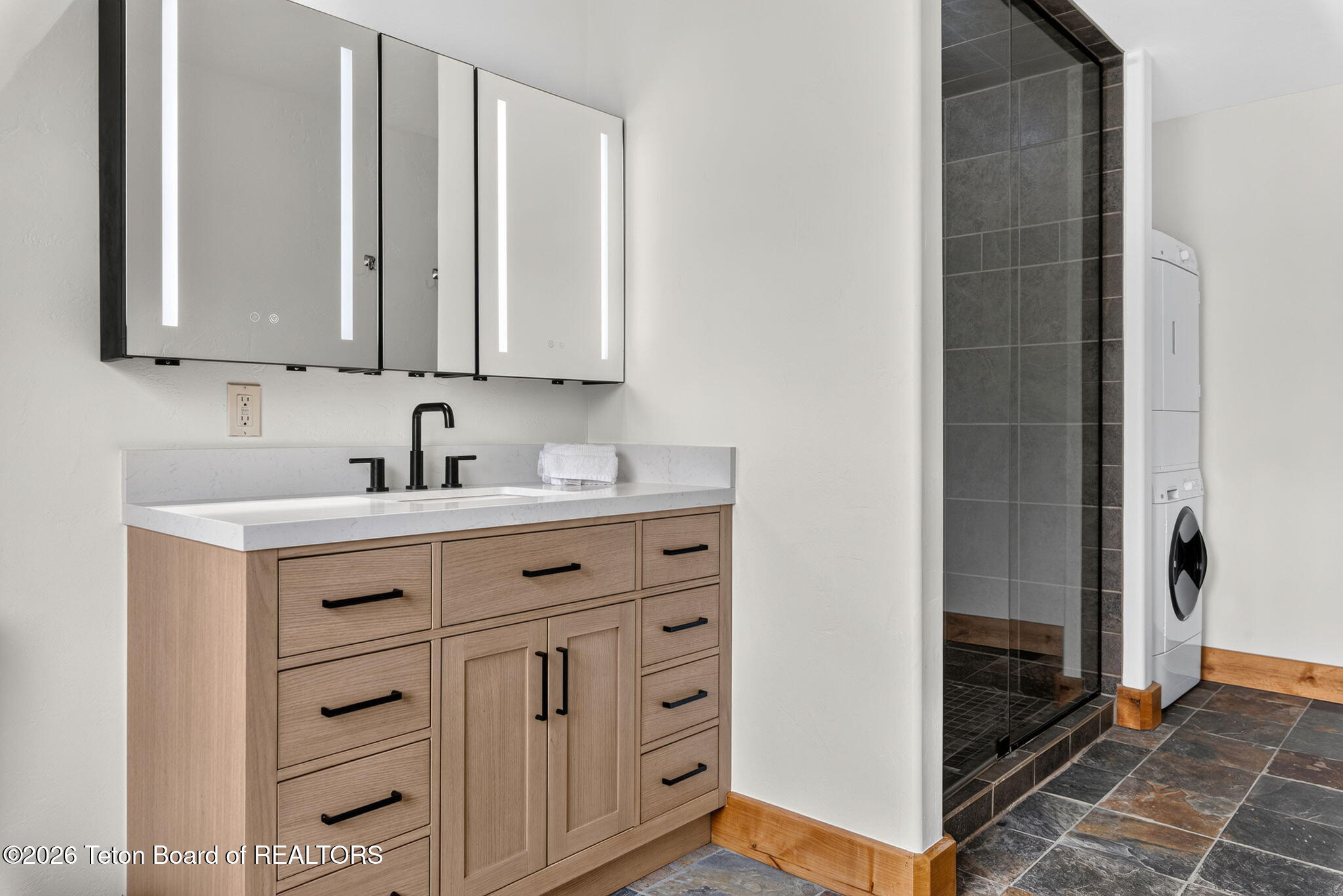 322 AIRPORT Drive 6