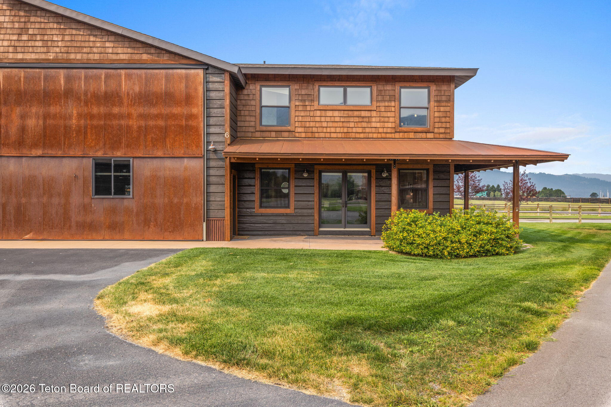 322 AIRPORT Drive 6