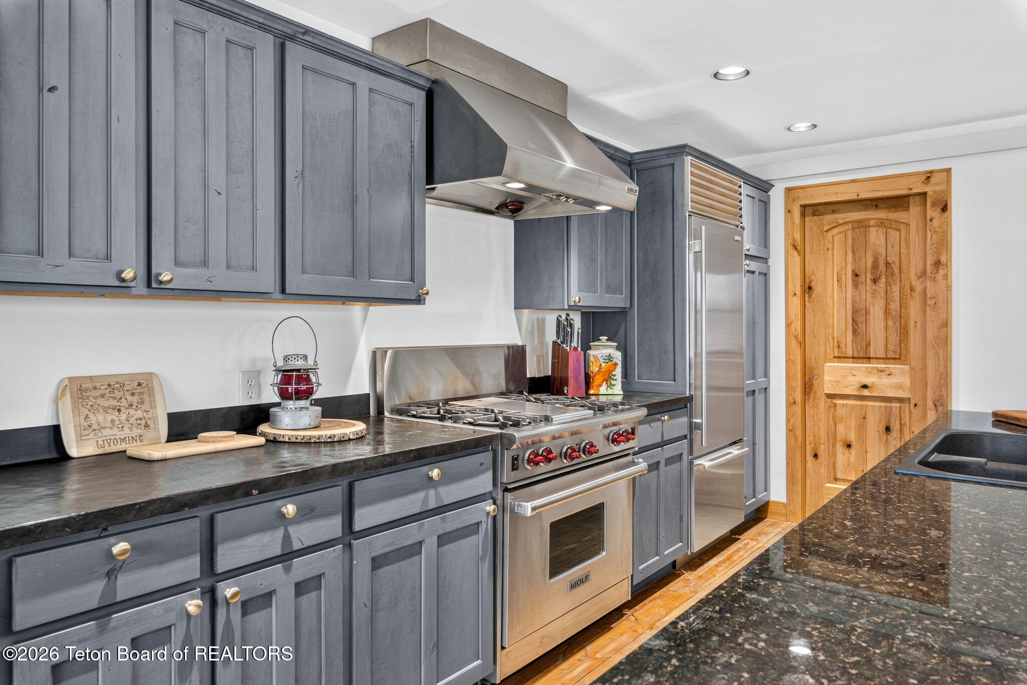 322 AIRPORT Drive 6