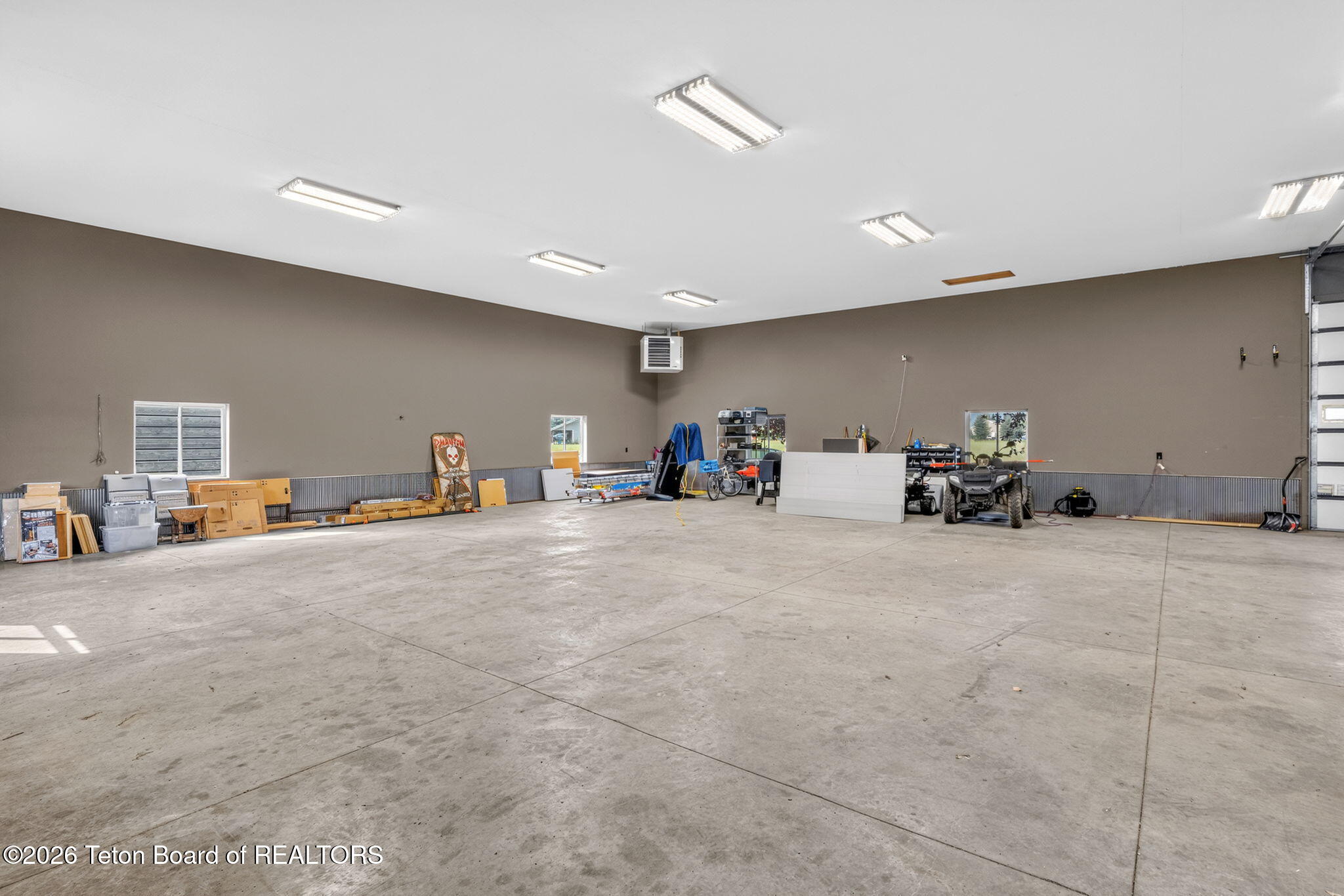 322 AIRPORT Drive 6