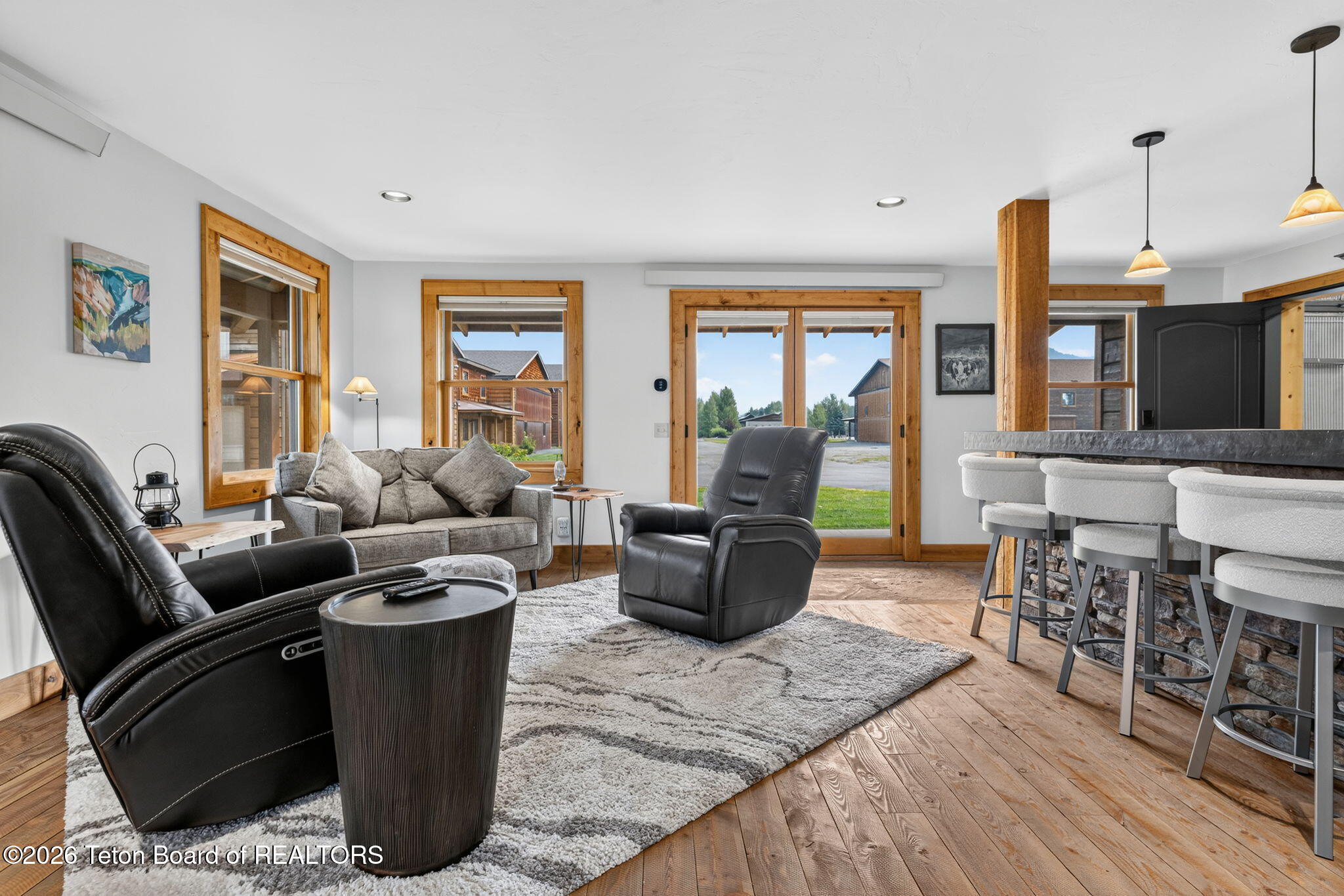 322 AIRPORT Drive 6