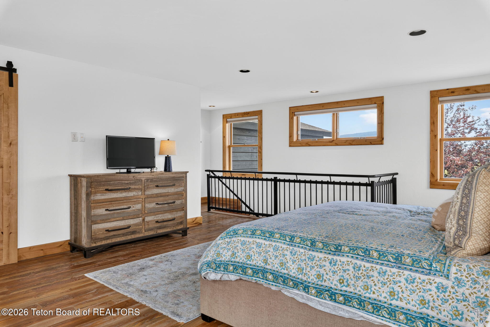 322 AIRPORT Drive 6