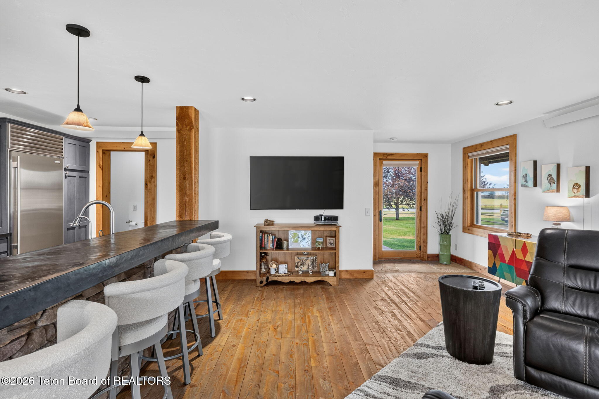 322 AIRPORT Drive 6