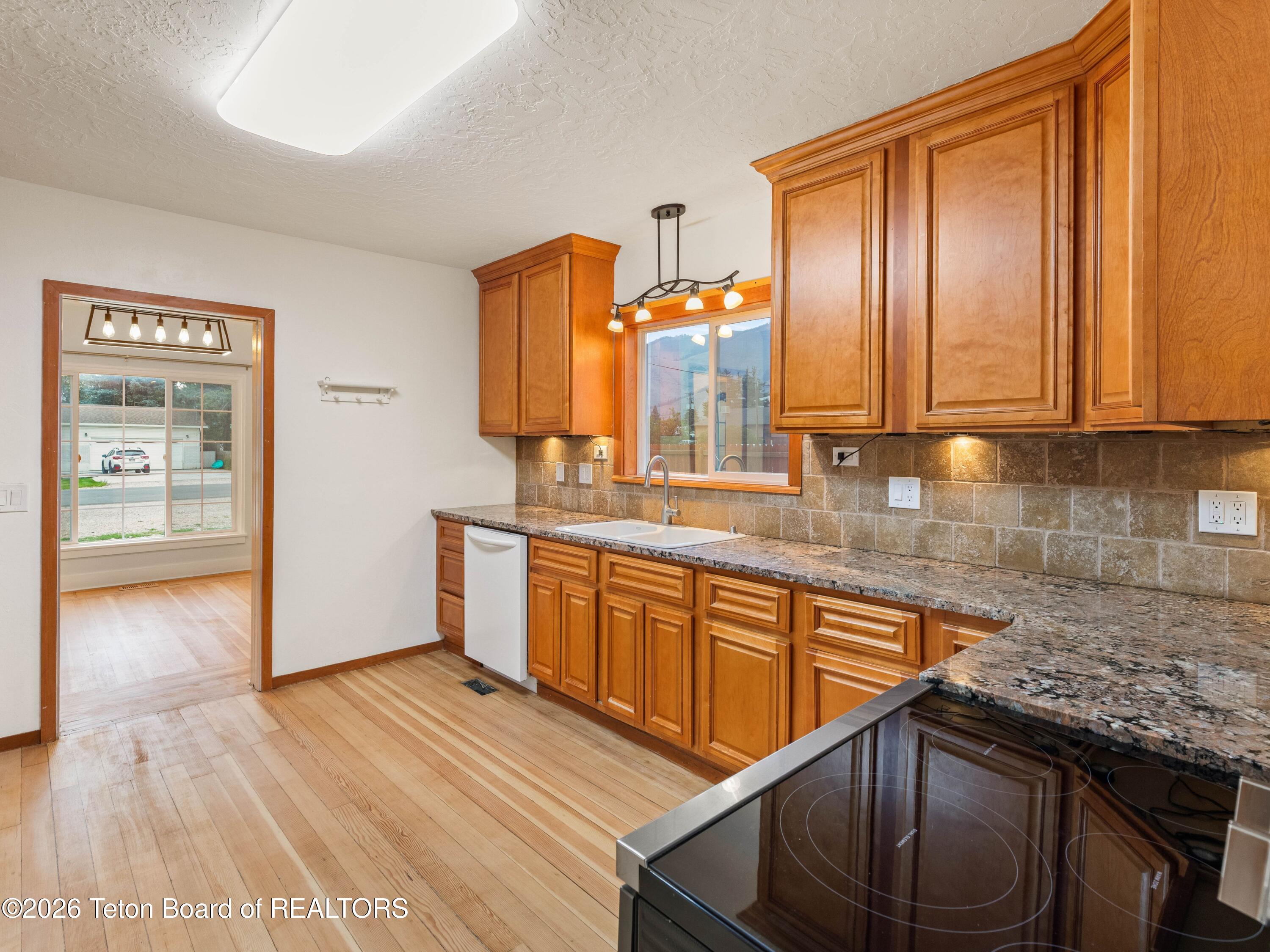 62 W 4TH Avenue