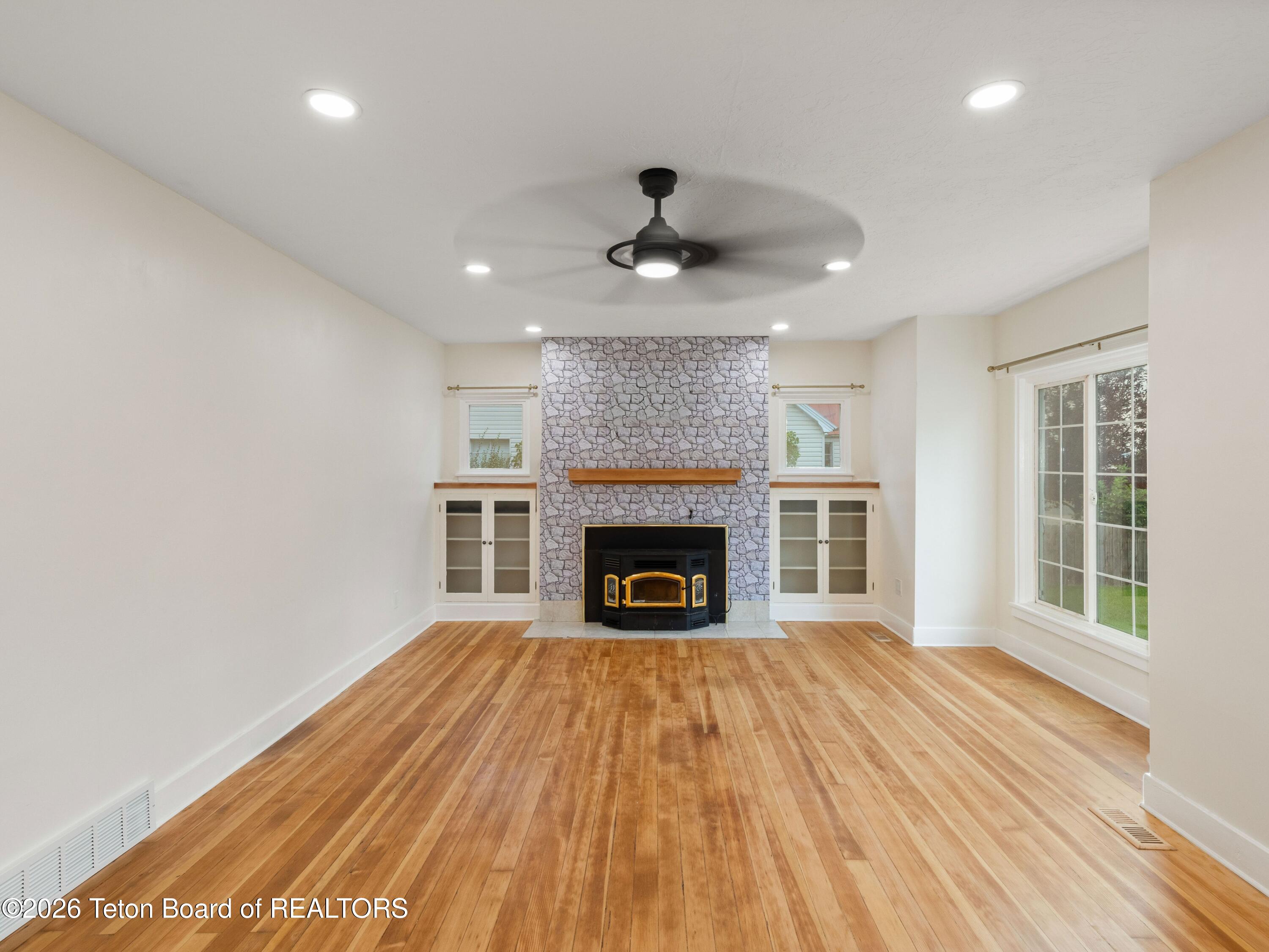 62 W 4TH Avenue