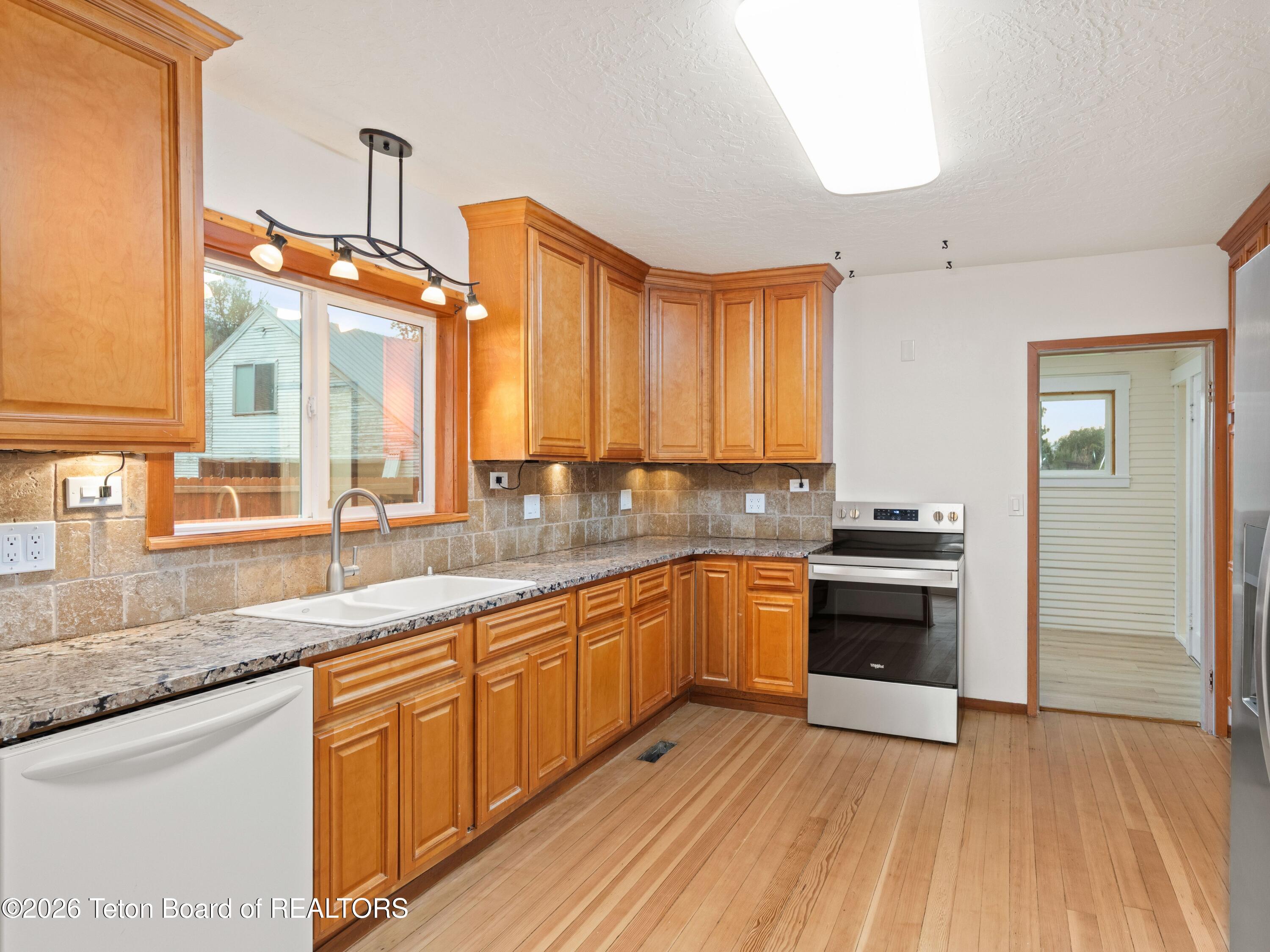 62 W 4TH Avenue