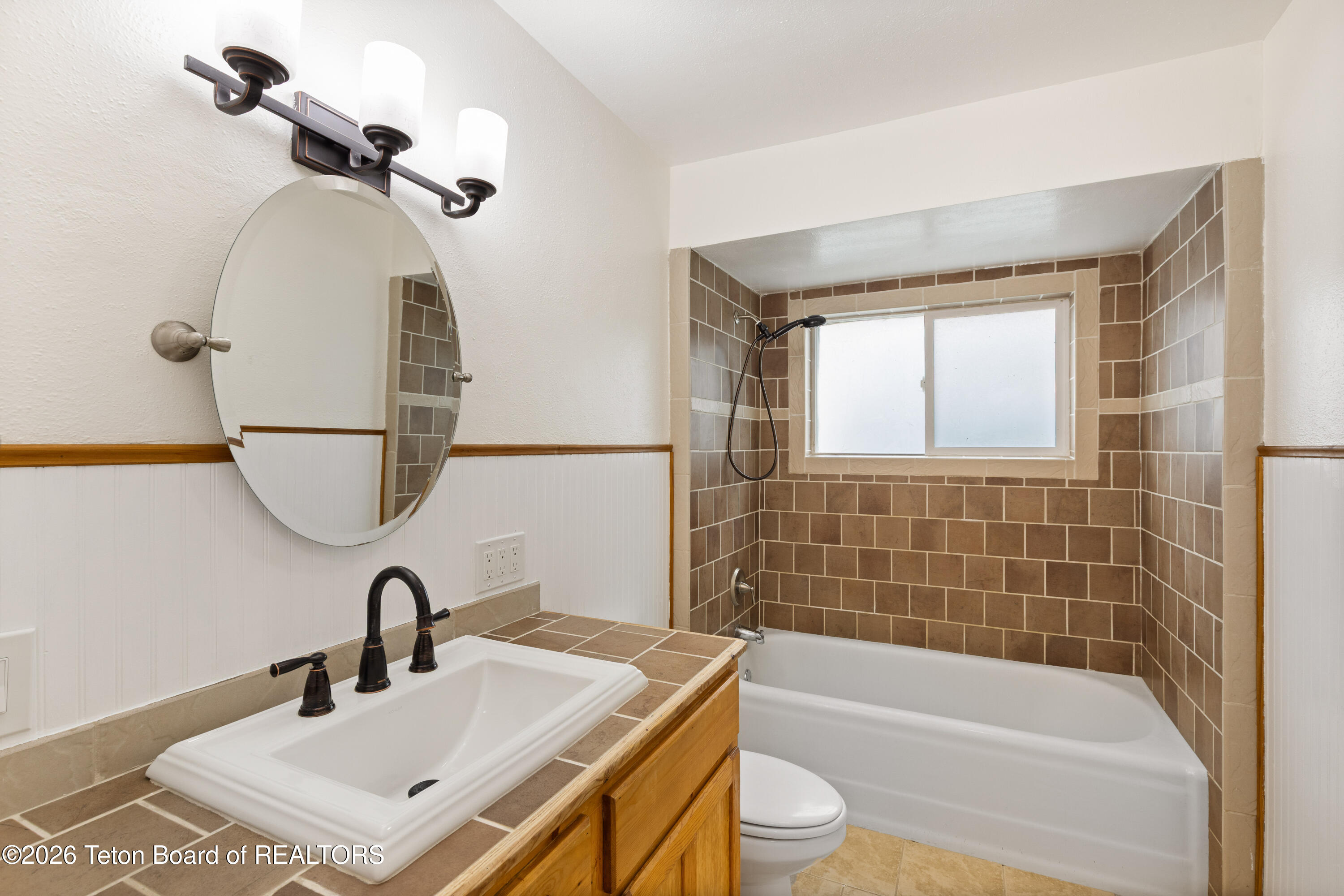 62 W 4TH Avenue